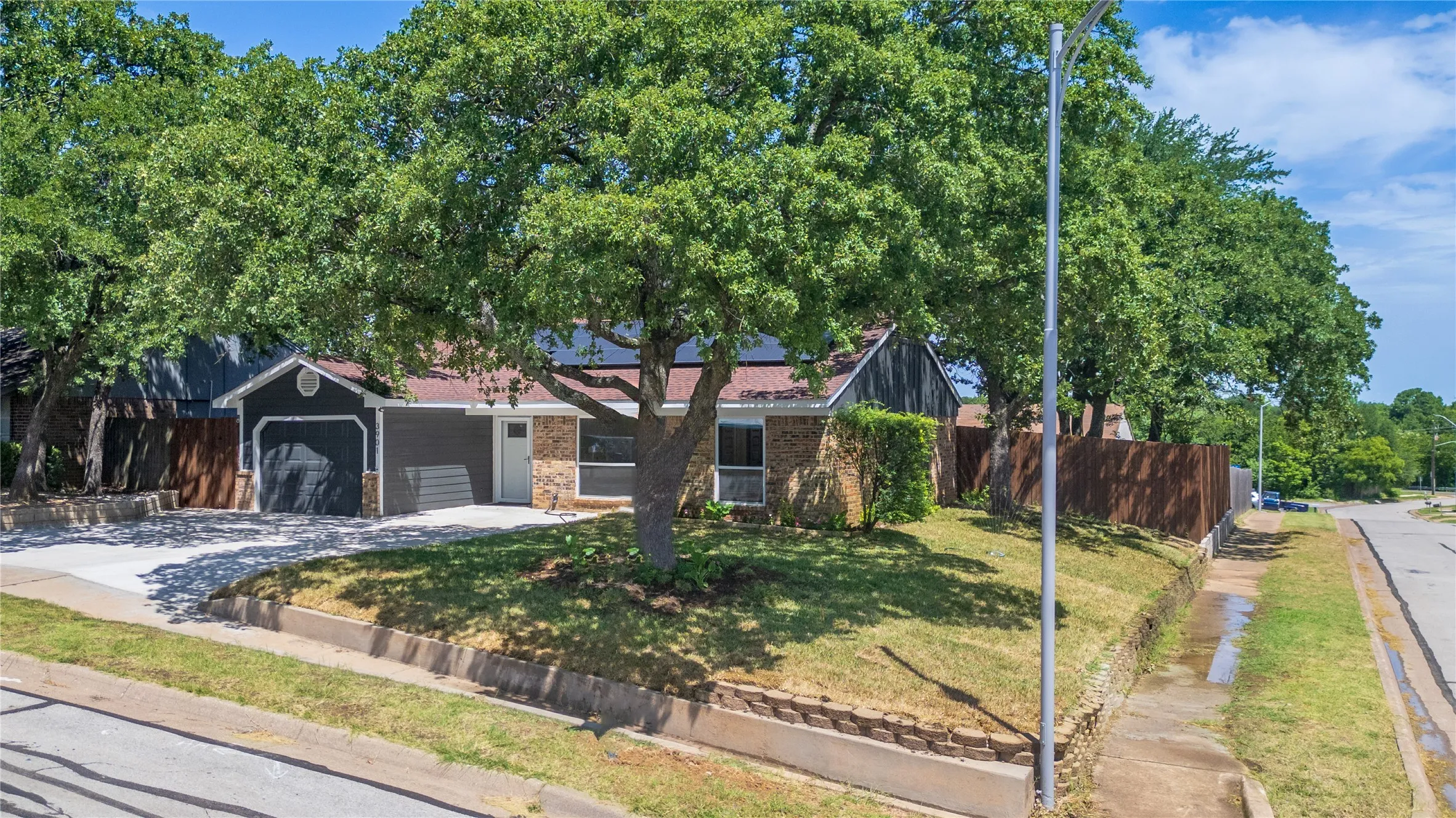 Single Family Residence For Sale in Tarrant County , 3901 Glengate Drive, Arlington, Texas 76016, 4 Bedroom, 3 Bathroom, 1 Garage spaces, 1,440 Sqft, built in 1983, mls#21332043, Real Estate Agent in Arlington, Homes For Sale in Tarrant county, Homes For Sale in Arlington, Realtor in Arlington Texas, Real Estate Brokerage Independent Realty Texas, Luminita Cordes Realtor