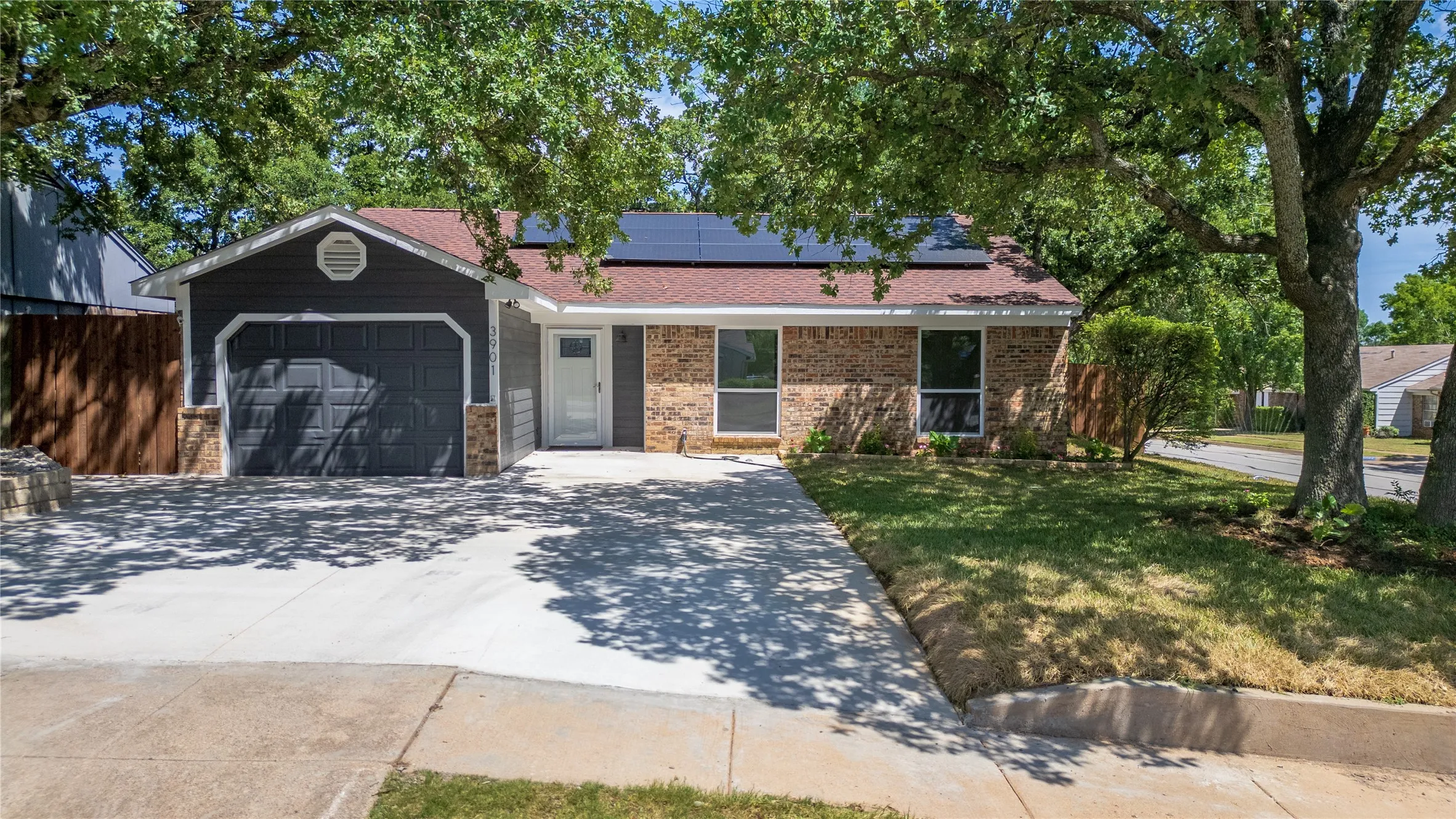 Single Family Residence For Sale in Tarrant County , 3901 Glengate Drive, Arlington, Texas 76016, 4 Bedroom, 3 Bathroom, 1 Garage spaces, 1,440 Sqft, built in 1983, mls#21332043, Real Estate Agent in Arlington, Homes For Sale in Tarrant county, Homes For Sale in Arlington, Realtor in Arlington Texas, Real Estate Brokerage Independent Realty Texas, Luminita Cordes Realtor