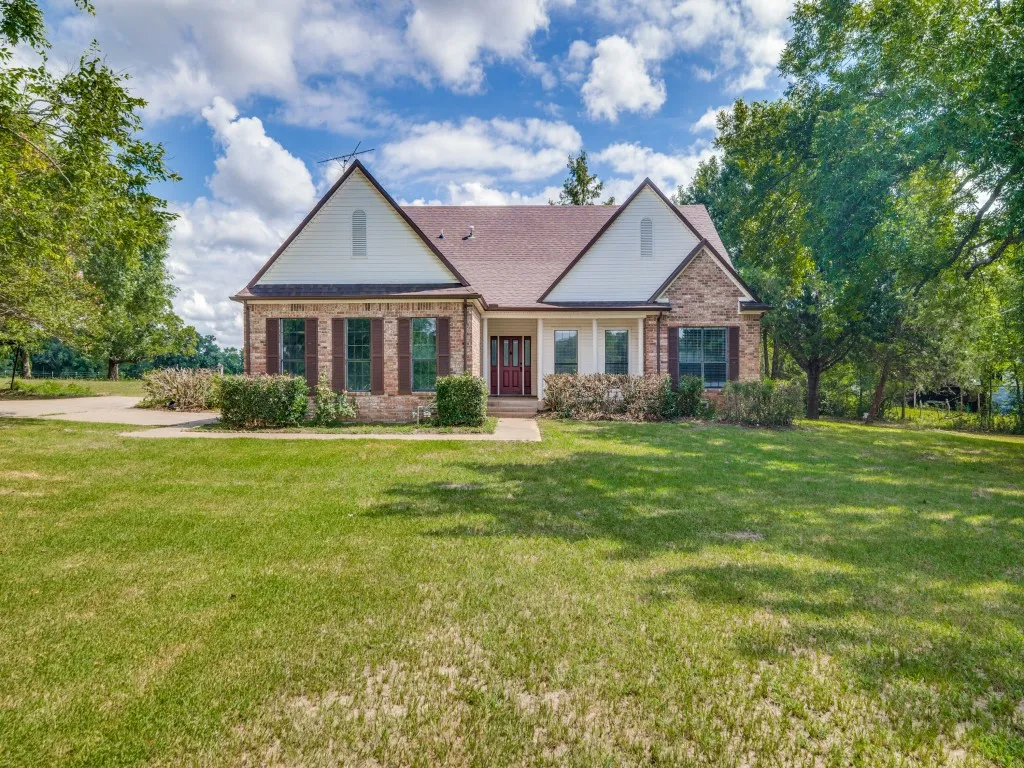 Single Family Residence For Sale in Van Zandt County , 11578 US Highway 80, Fruitvale, Texas 75127, 3 Bedroom, 2 Bathroom, 5 Garage spaces, 2,398 Sqft, built in 1996, mls#21329474, Real Estate Agent in Fruitvale, Homes For Sale in Van Zandt county, Homes For Sale in Fruitvale, Realtor in Fruitvale Texas, Real Estate Brokerage Independent Realty Texas, Luminita Cordes Realtor