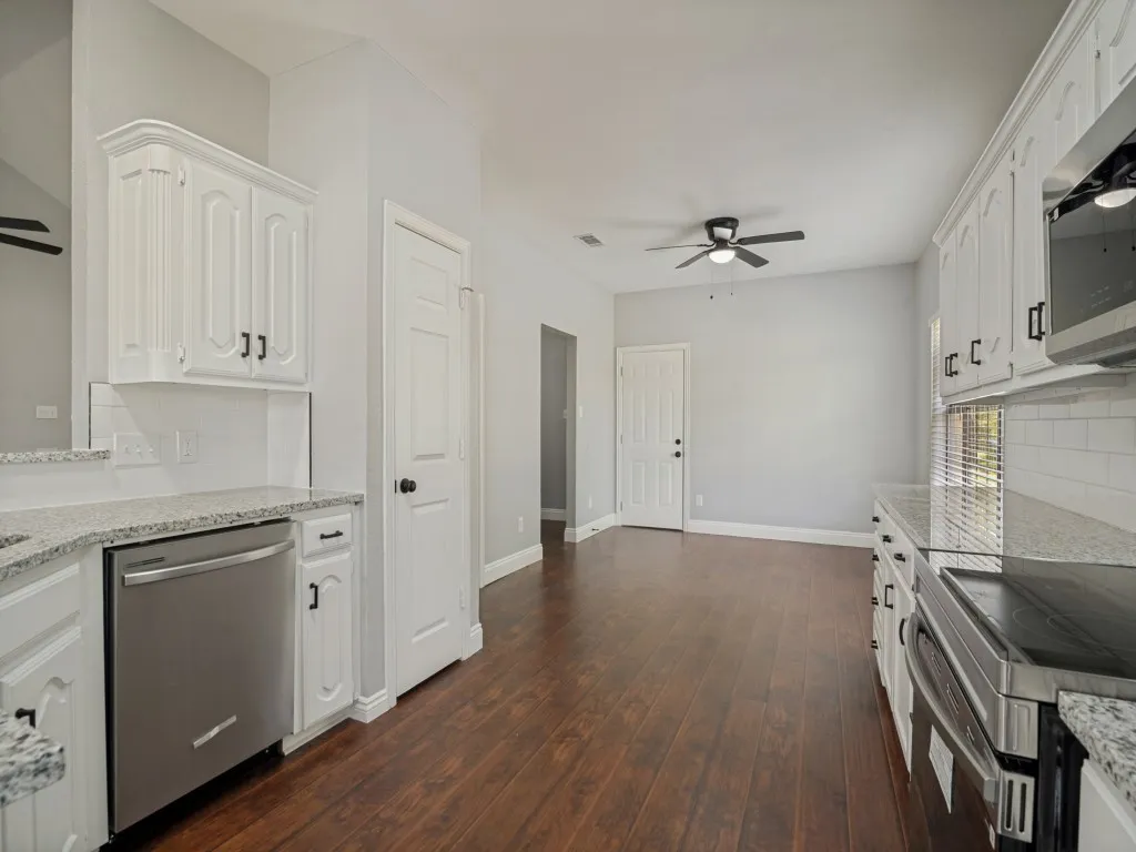 Single Family Residence For Sale in Van Zandt County , 11578 US Highway 80, Fruitvale, Texas 75127, 3 Bedroom, 2 Bathroom, 5 Garage spaces, 2,398 Sqft, built in 1996, mls#21329474, Real Estate Agent in Fruitvale, Homes For Sale in Van Zandt county, Homes For Sale in Fruitvale, Realtor in Fruitvale Texas, Real Estate Brokerage Independent Realty Texas, Luminita Cordes Realtor