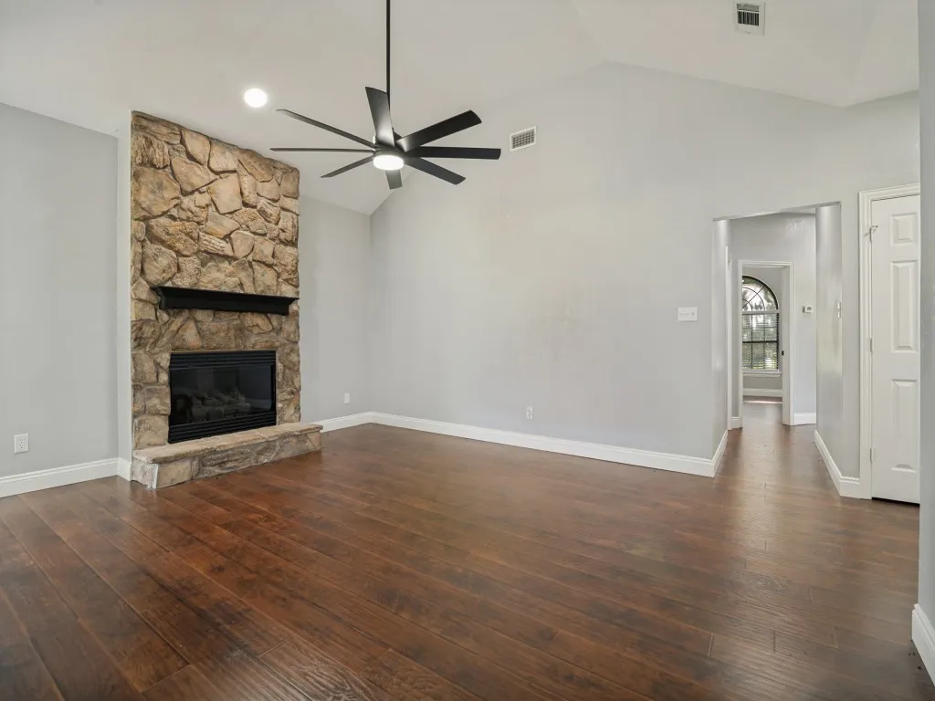 Single Family Residence For Sale in Van Zandt County , 11578 US Highway 80, Fruitvale, Texas 75127, 3 Bedroom, 2 Bathroom, 5 Garage spaces, 2,398 Sqft, built in 1996, mls#21329474, Real Estate Agent in Fruitvale, Homes For Sale in Van Zandt county, Homes For Sale in Fruitvale, Realtor in Fruitvale Texas, Real Estate Brokerage Independent Realty Texas, Luminita Cordes Realtor