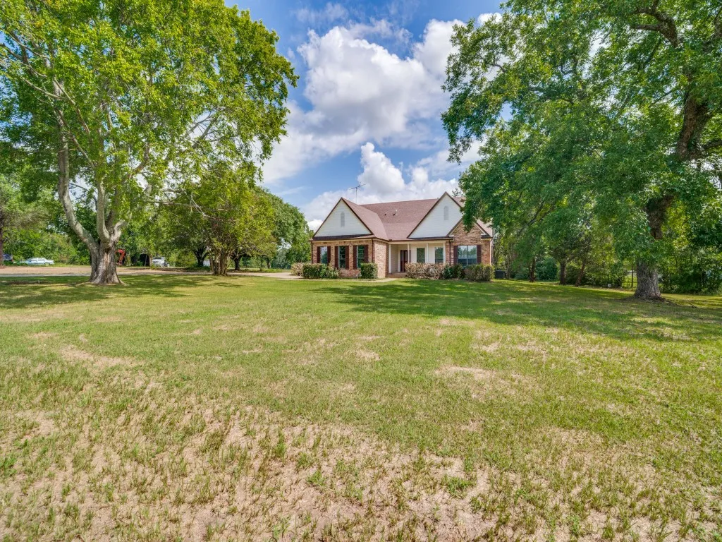 Single Family Residence For Sale in Van Zandt County , 11578 US Highway 80, Fruitvale, Texas 75127, 3 Bedroom, 2 Bathroom, 5 Garage spaces, 2,398 Sqft, built in 1996, mls#21329474, Real Estate Agent in Fruitvale, Homes For Sale in Van Zandt county, Homes For Sale in Fruitvale, Realtor in Fruitvale Texas, Real Estate Brokerage Independent Realty Texas, Luminita Cordes Realtor