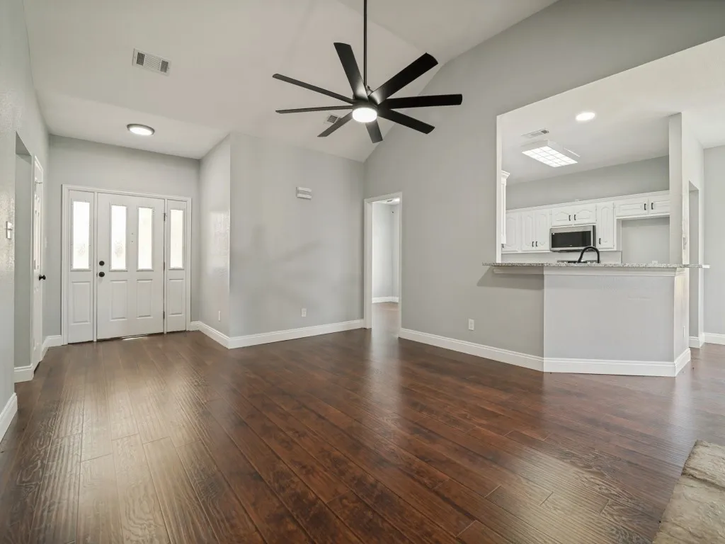 Single Family Residence For Sale in Van Zandt County , 11578 US Highway 80, Fruitvale, Texas 75127, 3 Bedroom, 2 Bathroom, 5 Garage spaces, 2,398 Sqft, built in 1996, mls#21329474, Real Estate Agent in Fruitvale, Homes For Sale in Van Zandt county, Homes For Sale in Fruitvale, Realtor in Fruitvale Texas, Real Estate Brokerage Independent Realty Texas, Luminita Cordes Realtor