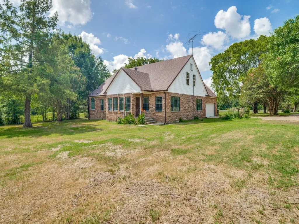 Single Family Residence For Sale in Van Zandt County , 11578 US Highway 80, Fruitvale, Texas 75127, 3 Bedroom, 2 Bathroom, 5 Garage spaces, 2,398 Sqft, built in 1996, mls#21329474, Real Estate Agent in Fruitvale, Homes For Sale in Van Zandt county, Homes For Sale in Fruitvale, Realtor in Fruitvale Texas, Real Estate Brokerage Independent Realty Texas, Luminita Cordes Realtor
