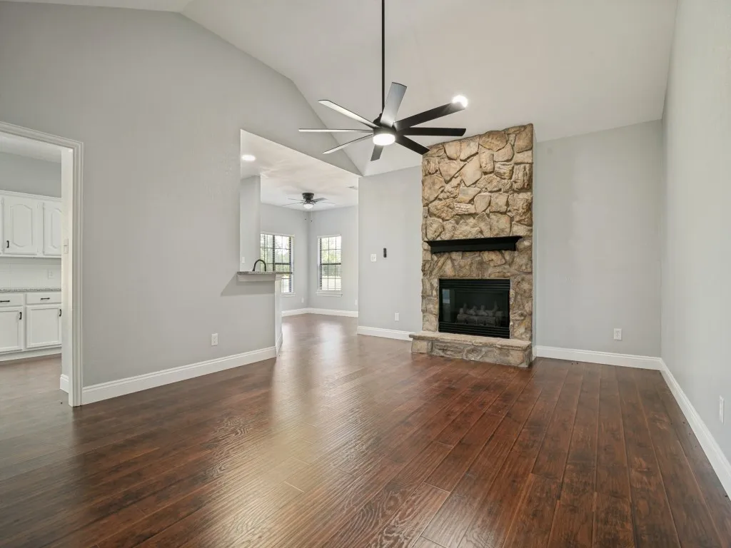 Single Family Residence For Sale in Van Zandt County , 11578 US Highway 80, Fruitvale, Texas 75127, 3 Bedroom, 2 Bathroom, 5 Garage spaces, 2,398 Sqft, built in 1996, mls#21329474, Real Estate Agent in Fruitvale, Homes For Sale in Van Zandt county, Homes For Sale in Fruitvale, Realtor in Fruitvale Texas, Real Estate Brokerage Independent Realty Texas, Luminita Cordes Realtor