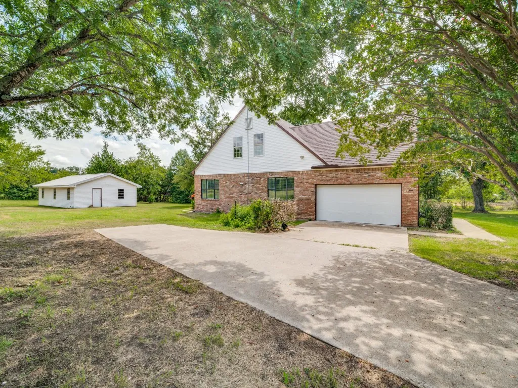 Single Family Residence For Sale in Van Zandt County , 11578 US Highway 80, Fruitvale, Texas 75127, 3 Bedroom, 2 Bathroom, 5 Garage spaces, 2,398 Sqft, built in 1996, mls#21329474, Real Estate Agent in Fruitvale, Homes For Sale in Van Zandt county, Homes For Sale in Fruitvale, Realtor in Fruitvale Texas, Real Estate Brokerage Independent Realty Texas, Luminita Cordes Realtor