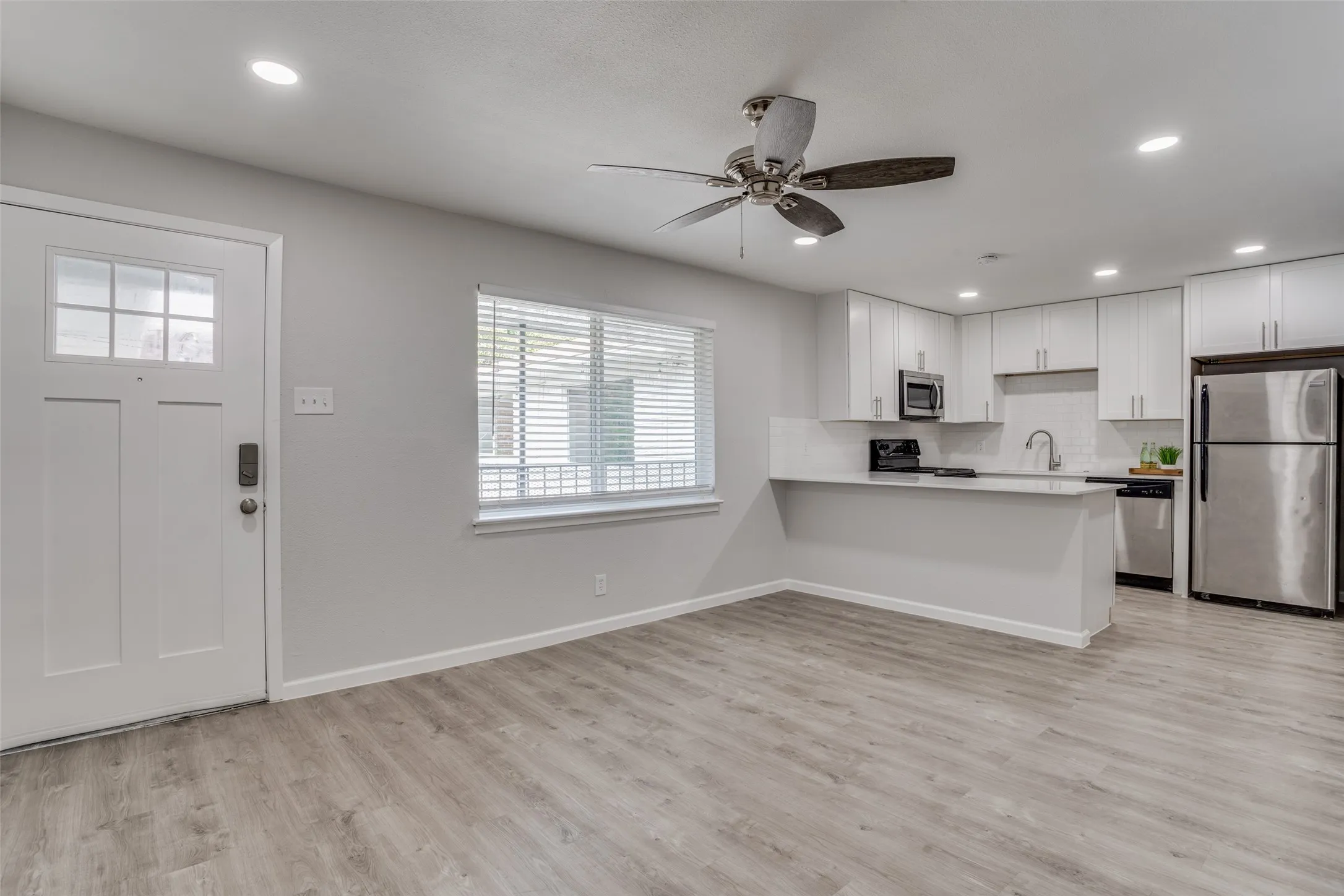 Apartment For Rent in Dallas County , 5444 Gaston Avenue 203, Dallas, Texas 75214, 1 Bedroom, 1 Bathroom, Garage spaces, 650 Sqft, built in 1961, Price $1,295, mls#21332058, Real Estate Agent in Dallas, Homes For Rent in Dallas county, Homes For Rent in Dallas, Realtor in Dallas Texas, Real Estate Brokerage Independent Realty Texas, Luminita Cordes Realtor