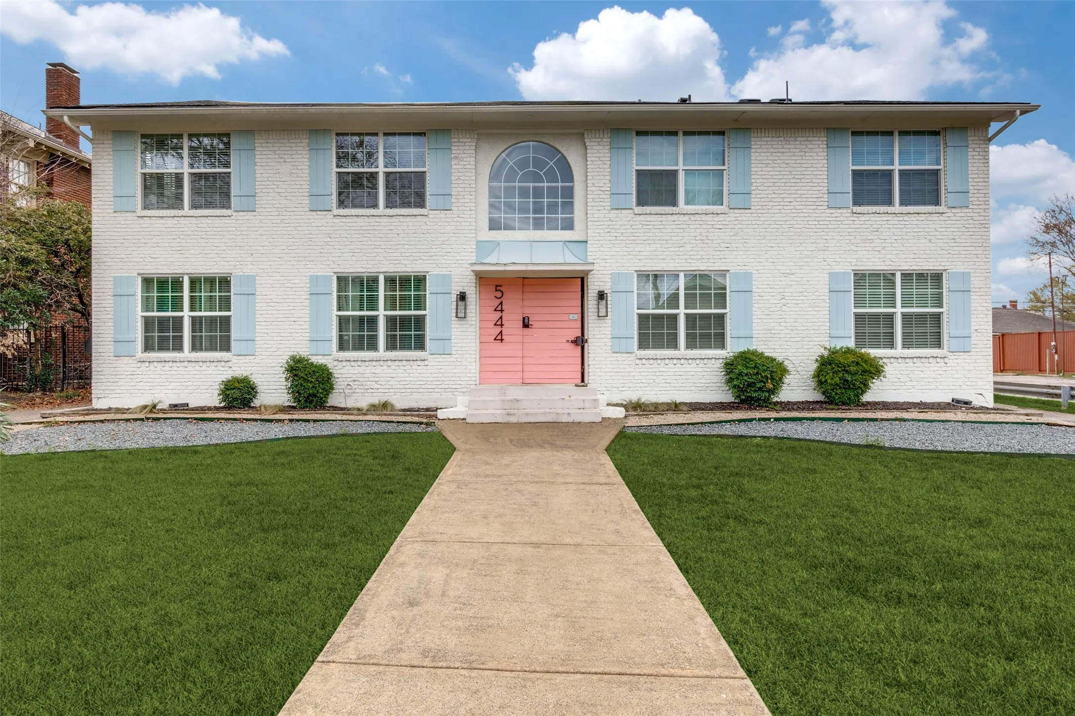 Apartment For Rent in Dallas County , 5444 Gaston Avenue 203, Dallas, Texas 75214, 1 Bedroom, 1 Bathroom, Garage spaces, 650 Sqft, built in 1961, Price $1,295, mls#21332058, Real Estate Agent in Dallas, Homes For Rent in Dallas county, Homes For Rent in Dallas, Realtor in Dallas Texas, Real Estate Brokerage Independent Realty Texas, Luminita Cordes Realtor