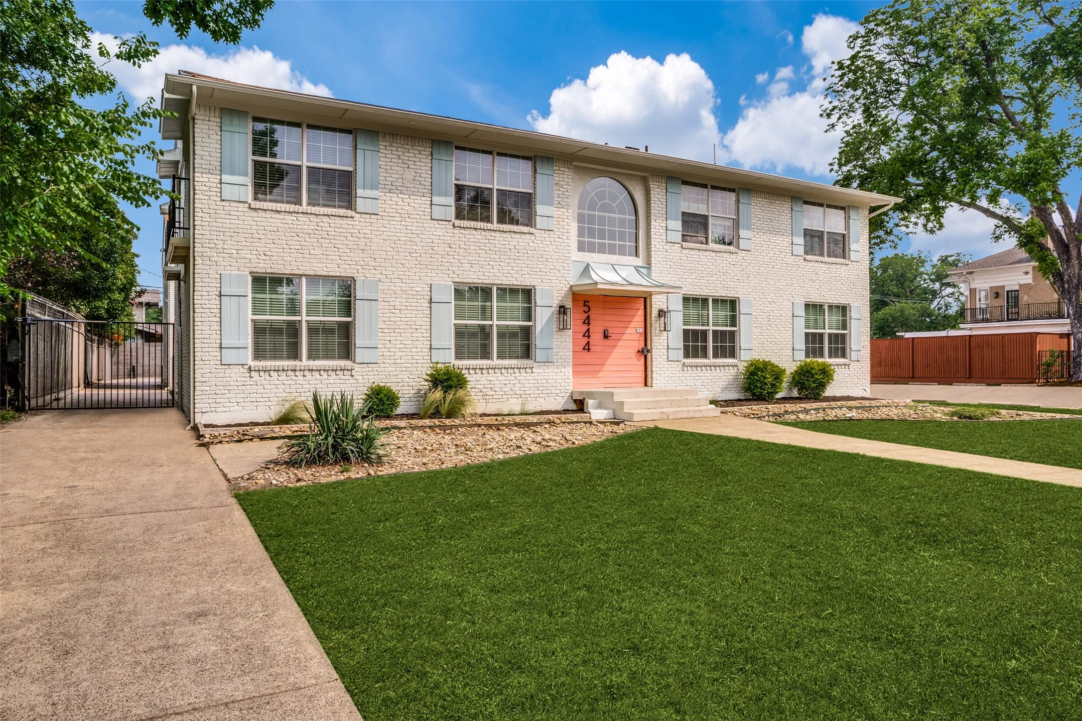 Apartment For Rent in Dallas County , 5444 Gaston Avenue 203, Dallas, Texas 75214, 1 Bedroom, 1 Bathroom, Garage spaces, 650 Sqft, built in 1961, Price $1,295, mls#21332058, Real Estate Agent in Dallas, Homes For Rent in Dallas county, Homes For Rent in Dallas, Realtor in Dallas Texas, Real Estate Brokerage Independent Realty Texas, Luminita Cordes Realtor
