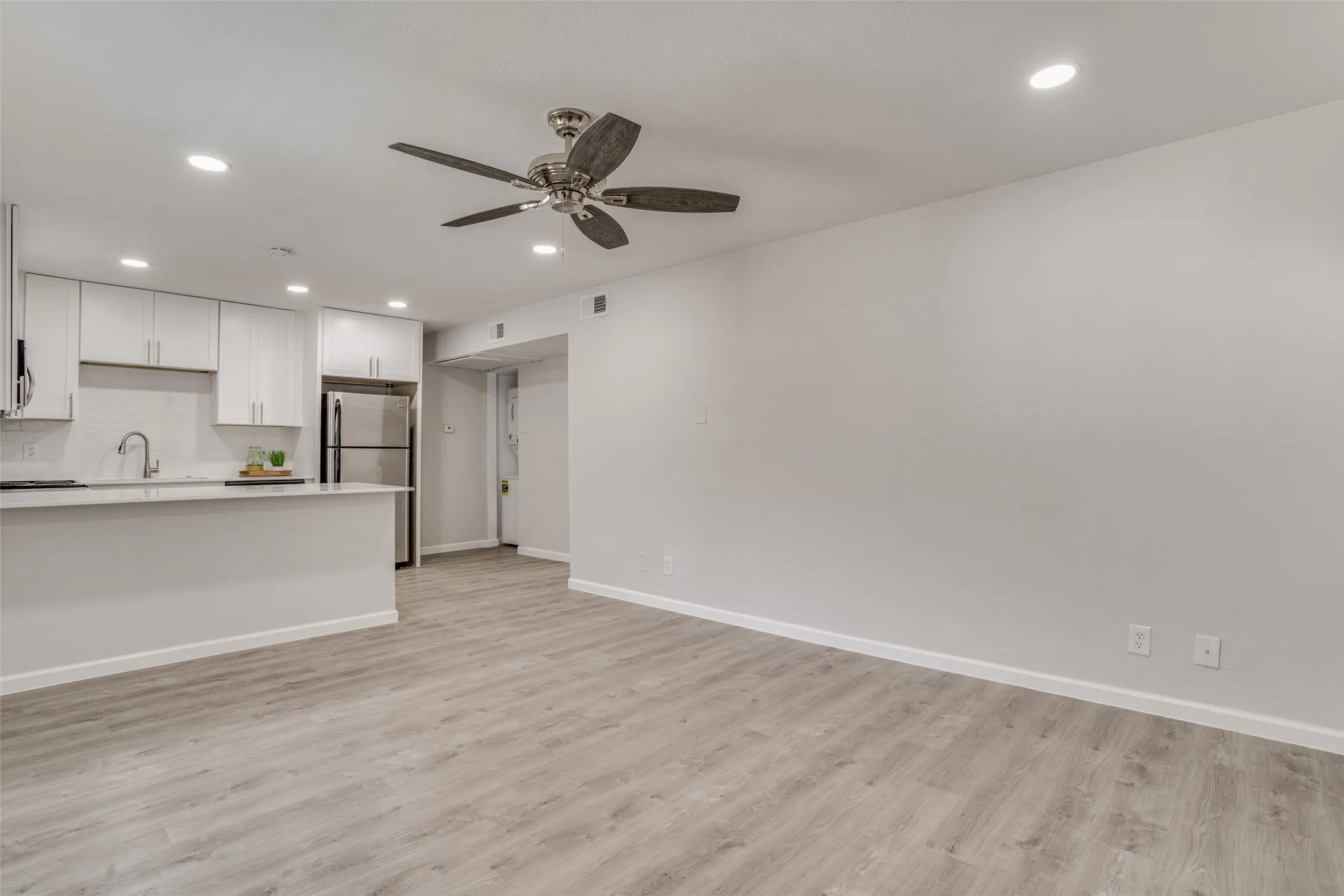 Apartment For Rent in Dallas County , 5444 Gaston Avenue 203, Dallas, Texas 75214, 1 Bedroom, 1 Bathroom, Garage spaces, 650 Sqft, built in 1961, Price $1,295, mls#21332058, Real Estate Agent in Dallas, Homes For Rent in Dallas county, Homes For Rent in Dallas, Realtor in Dallas Texas, Real Estate Brokerage Independent Realty Texas, Luminita Cordes Realtor