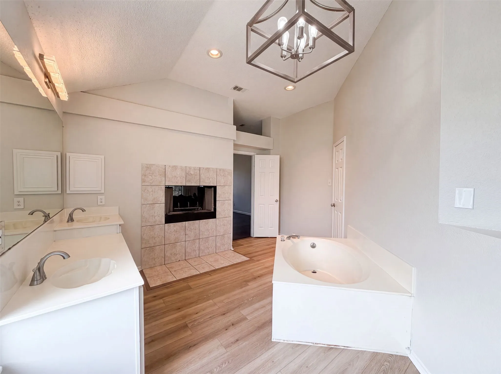 Single Family Residence For Sale in Tarrant County , 6878 Genevieve Drive, Fort Worth, Texas 76137, 4 Bedroom, 3 Bathroom, 2 Garage spaces, 3,015 Sqft, built in 2000, mls#21332074, Real Estate Agent in Fort Worth, Homes For Sale in Tarrant county, Homes For Sale in Fort Worth, Realtor in Fort Worth Texas, Real Estate Brokerage Independent Realty Texas, Luminita Cordes Realtor