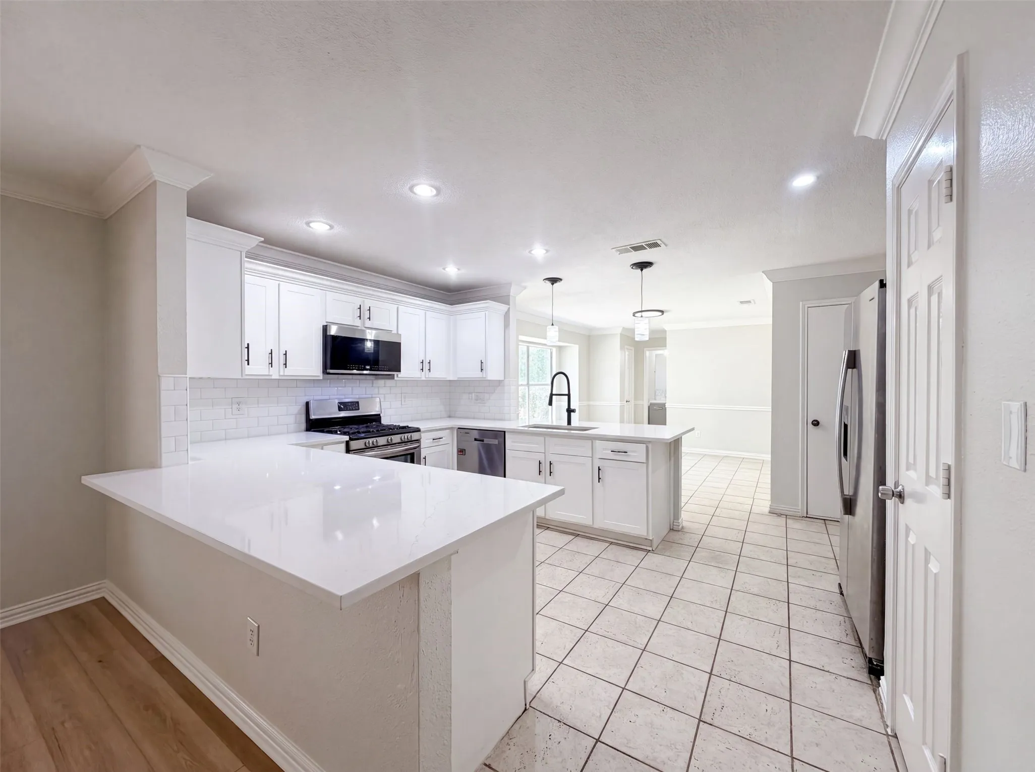 Single Family Residence For Sale in Tarrant County , 6878 Genevieve Drive, Fort Worth, Texas 76137, 4 Bedroom, 3 Bathroom, 2 Garage spaces, 3,015 Sqft, built in 2000, mls#21332074, Real Estate Agent in Fort Worth, Homes For Sale in Tarrant county, Homes For Sale in Fort Worth, Realtor in Fort Worth Texas, Real Estate Brokerage Independent Realty Texas, Luminita Cordes Realtor