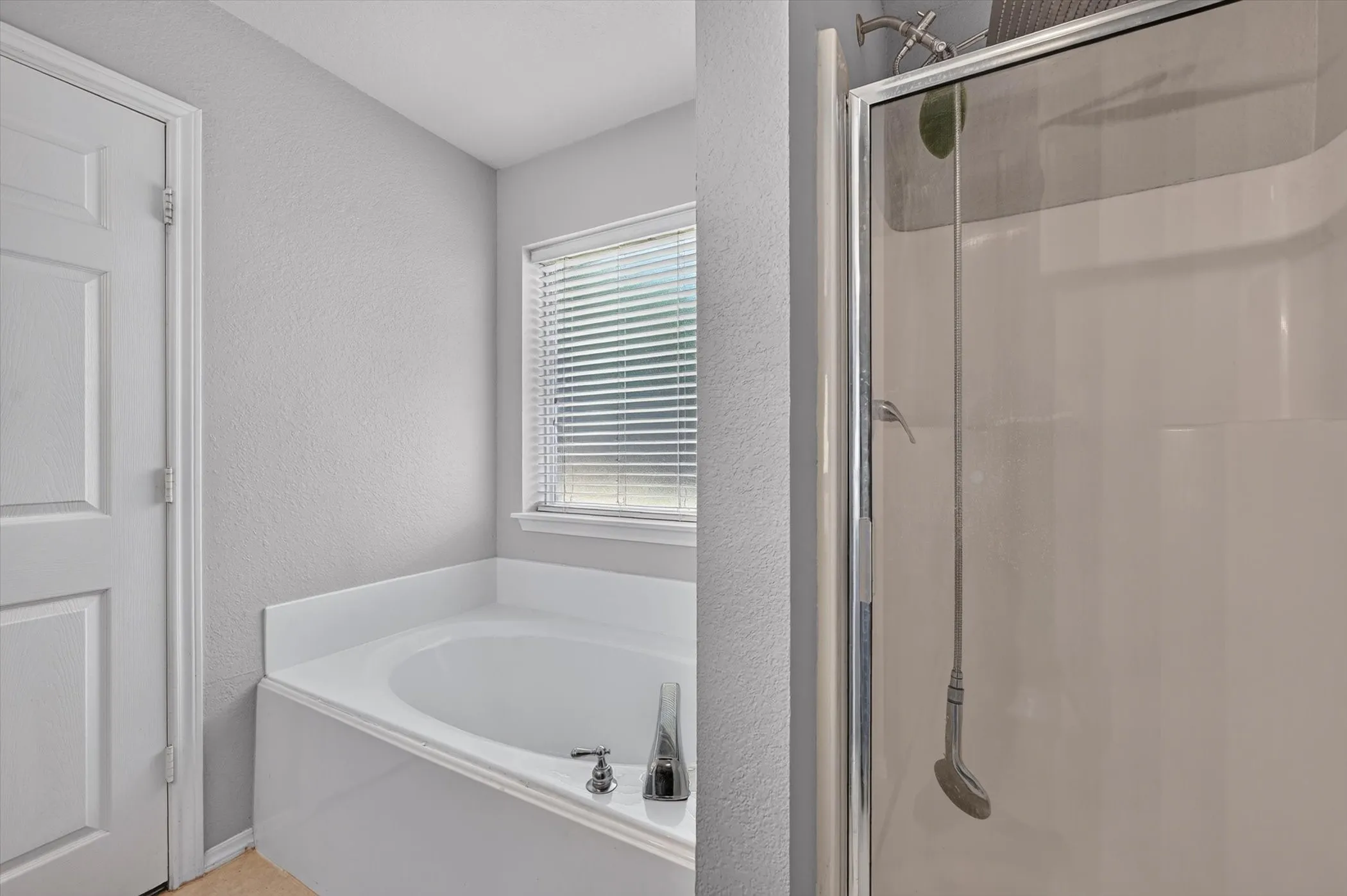 Single Family Residence For Sale in Denton County , 127 N Point Drive, Krum, Texas 76249, 3 Bedroom, 2 Bathroom, 2 Garage spaces, 1,339 Sqft, built in 2003, mls#21330749, Real Estate Agent in Krum, Homes For Sale in Denton county, Homes For Sale in Krum, Realtor in Krum Texas, Real Estate Brokerage Independent Realty Texas, Luminita Cordes Realtor
