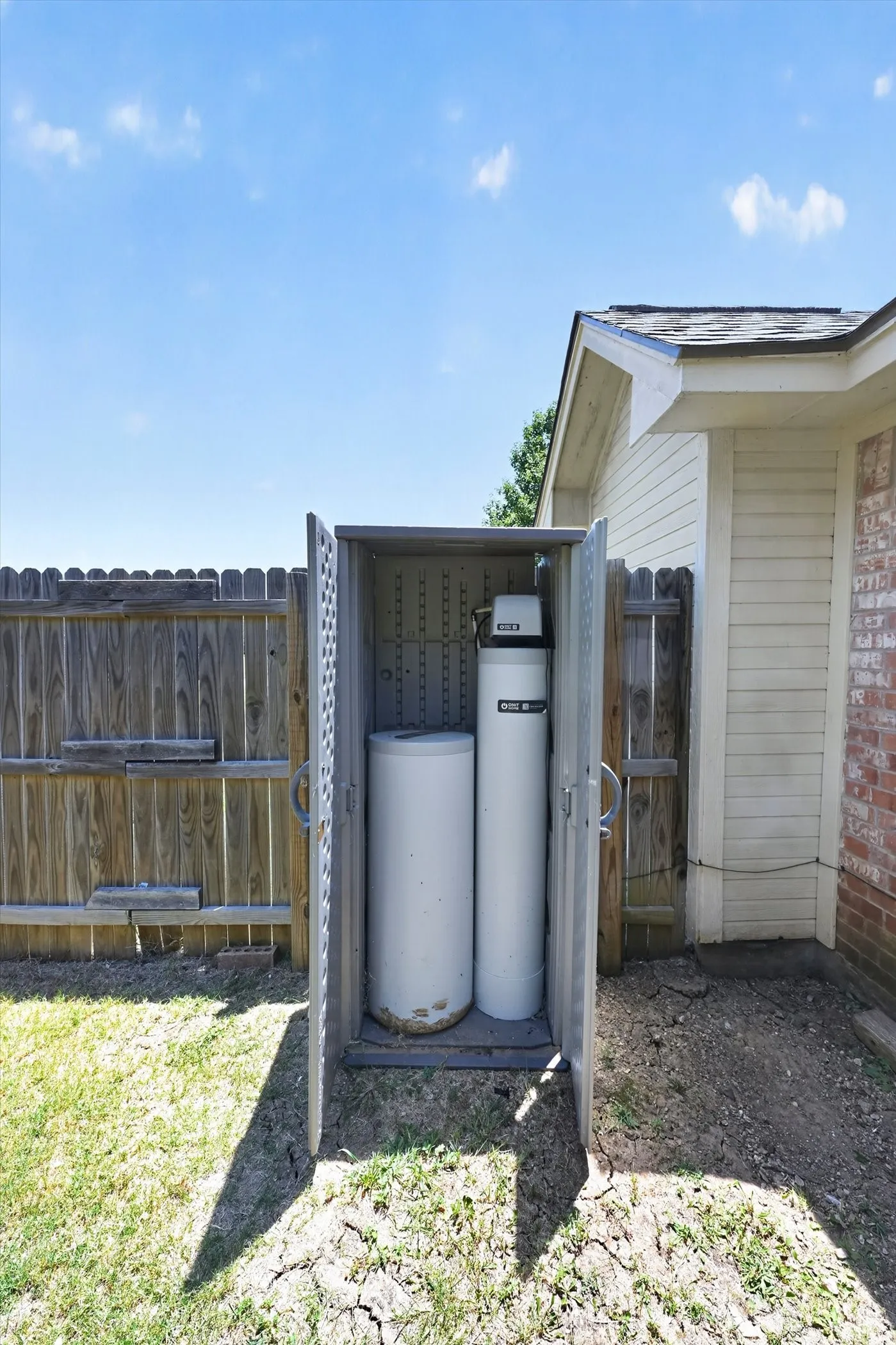 Single Family Residence For Sale in Denton County , 127 N Point Drive, Krum, Texas 76249, 3 Bedroom, 2 Bathroom, 2 Garage spaces, 1,339 Sqft, built in 2003, mls#21330749, Real Estate Agent in Krum, Homes For Sale in Denton county, Homes For Sale in Krum, Realtor in Krum Texas, Real Estate Brokerage Independent Realty Texas, Luminita Cordes Realtor