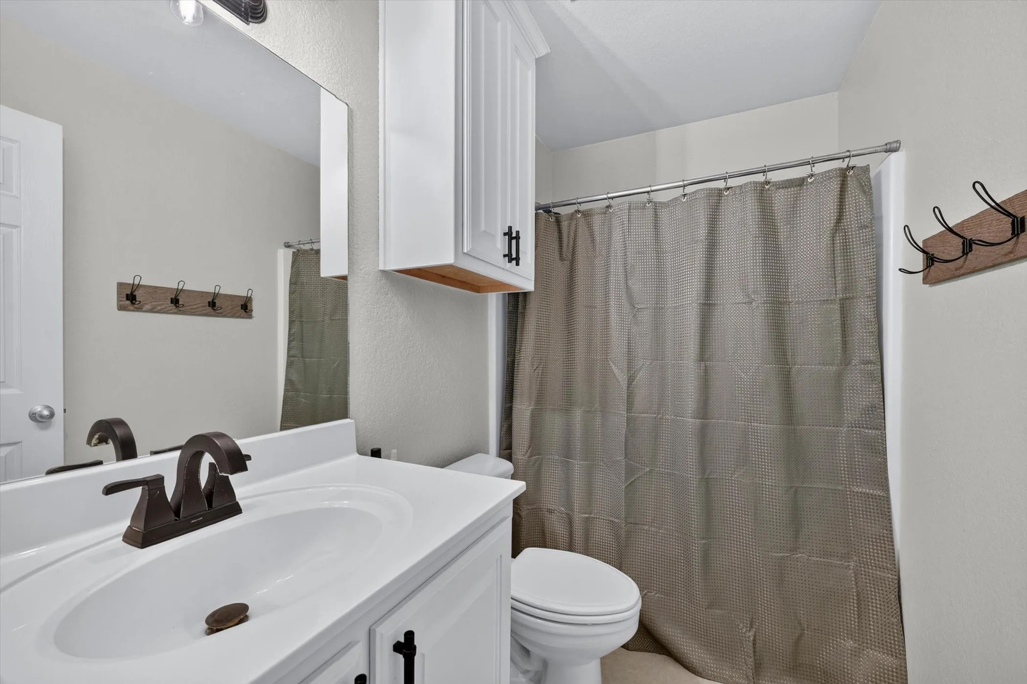 Single Family Residence For Sale in Denton County , 127 N Point Drive, Krum, Texas 76249, 3 Bedroom, 2 Bathroom, 2 Garage spaces, 1,339 Sqft, built in 2003, mls#21330749, Real Estate Agent in Krum, Homes For Sale in Denton county, Homes For Sale in Krum, Realtor in Krum Texas, Real Estate Brokerage Independent Realty Texas, Luminita Cordes Realtor