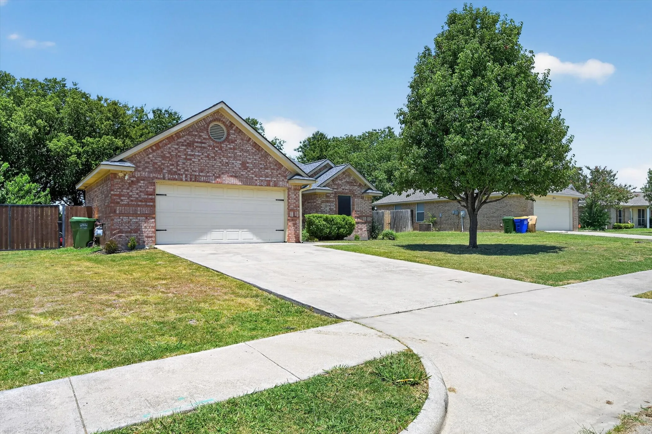 Single Family Residence For Sale in Denton County , 127 N Point Drive, Krum, Texas 76249, 3 Bedroom, 2 Bathroom, 2 Garage spaces, 1,339 Sqft, built in 2003, mls#21330749, Real Estate Agent in Krum, Homes For Sale in Denton county, Homes For Sale in Krum, Realtor in Krum Texas, Real Estate Brokerage Independent Realty Texas, Luminita Cordes Realtor