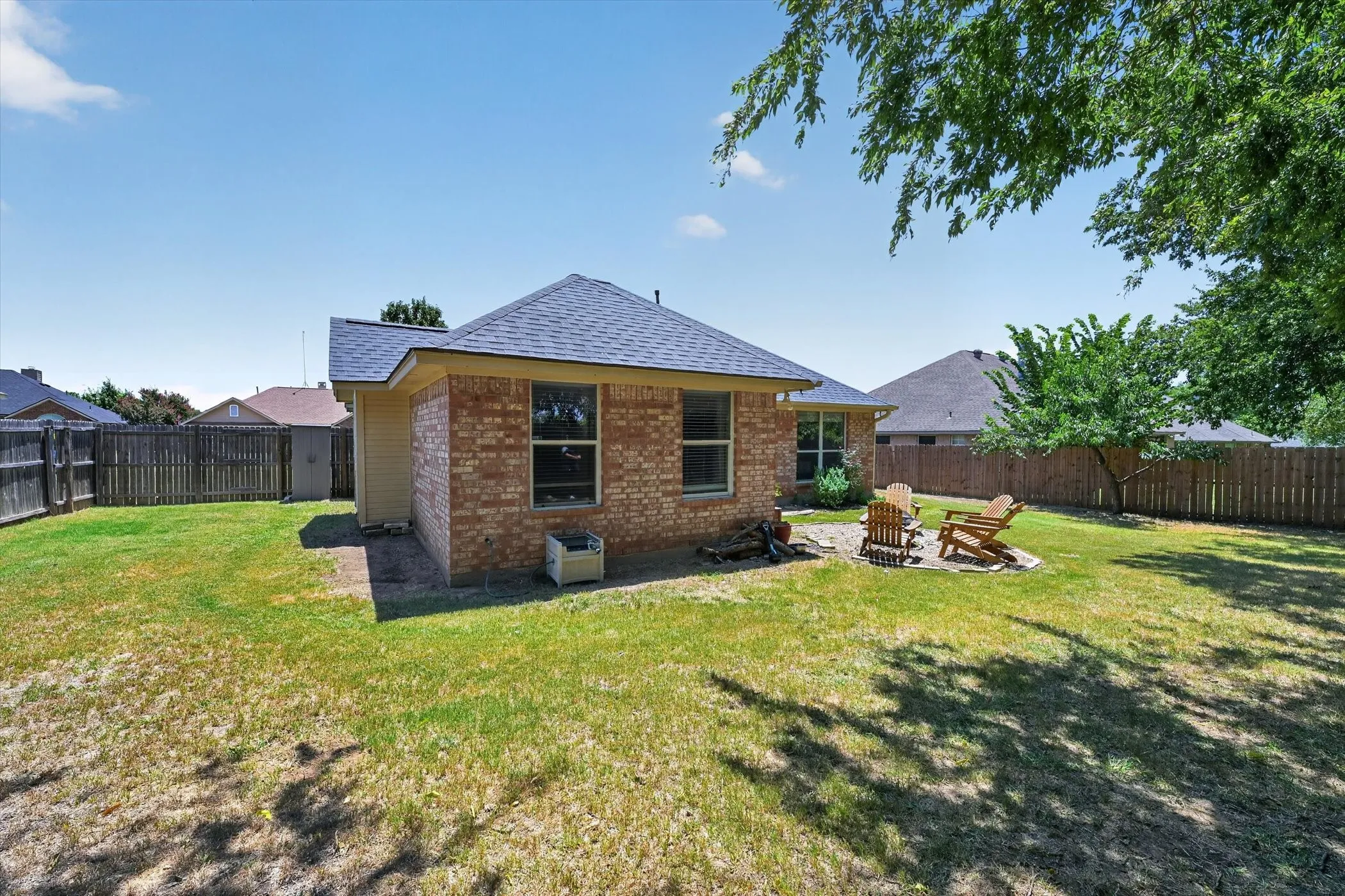 Single Family Residence For Sale in Denton County , 127 N Point Drive, Krum, Texas 76249, 3 Bedroom, 2 Bathroom, 2 Garage spaces, 1,339 Sqft, built in 2003, mls#21330749, Real Estate Agent in Krum, Homes For Sale in Denton county, Homes For Sale in Krum, Realtor in Krum Texas, Real Estate Brokerage Independent Realty Texas, Luminita Cordes Realtor