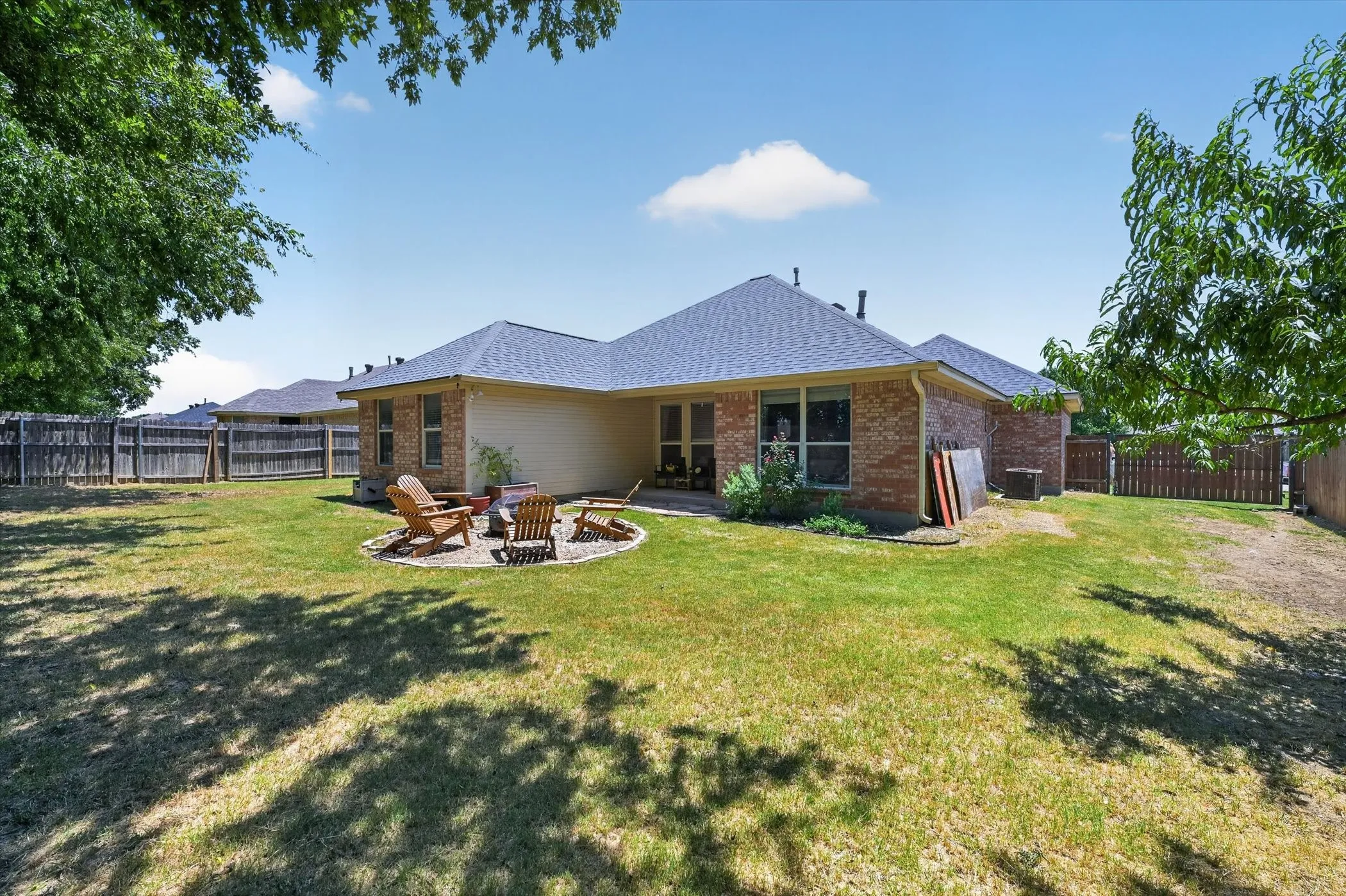 Single Family Residence For Sale in Denton County , 127 N Point Drive, Krum, Texas 76249, 3 Bedroom, 2 Bathroom, 2 Garage spaces, 1,339 Sqft, built in 2003, mls#21330749, Real Estate Agent in Krum, Homes For Sale in Denton county, Homes For Sale in Krum, Realtor in Krum Texas, Real Estate Brokerage Independent Realty Texas, Luminita Cordes Realtor