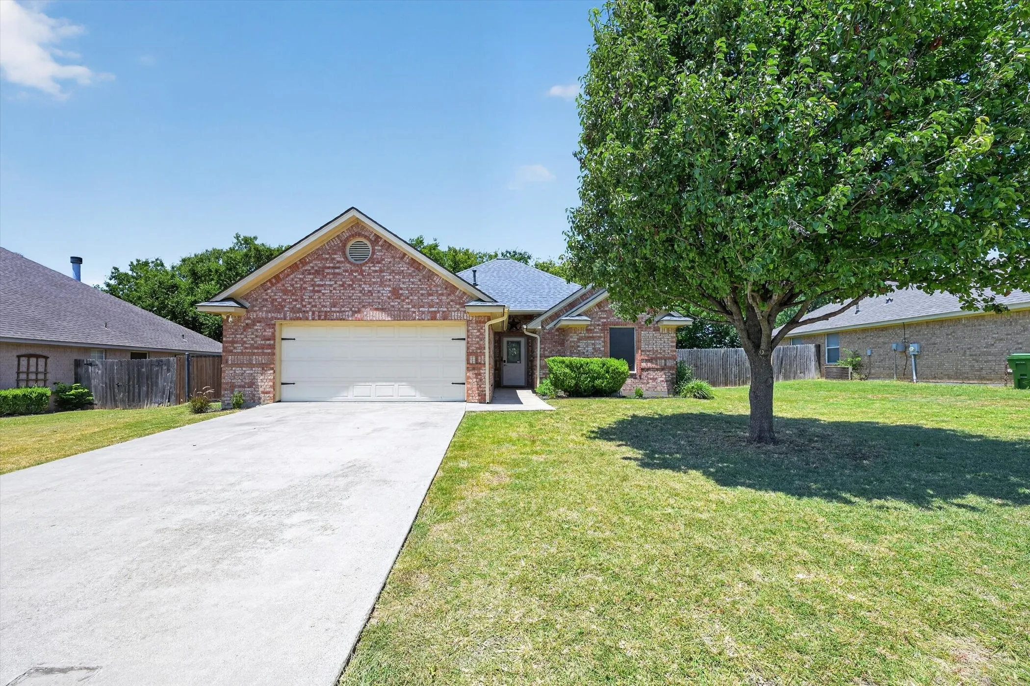 Single Family Residence For Sale in Denton County , 127 N Point Drive, Krum, Texas 76249, 3 Bedroom, 2 Bathroom, 2 Garage spaces, 1,339 Sqft, built in 2003, mls#21330749, Real Estate Agent in Krum, Homes For Sale in Denton county, Homes For Sale in Krum, Realtor in Krum Texas, Real Estate Brokerage Independent Realty Texas, Luminita Cordes Realtor