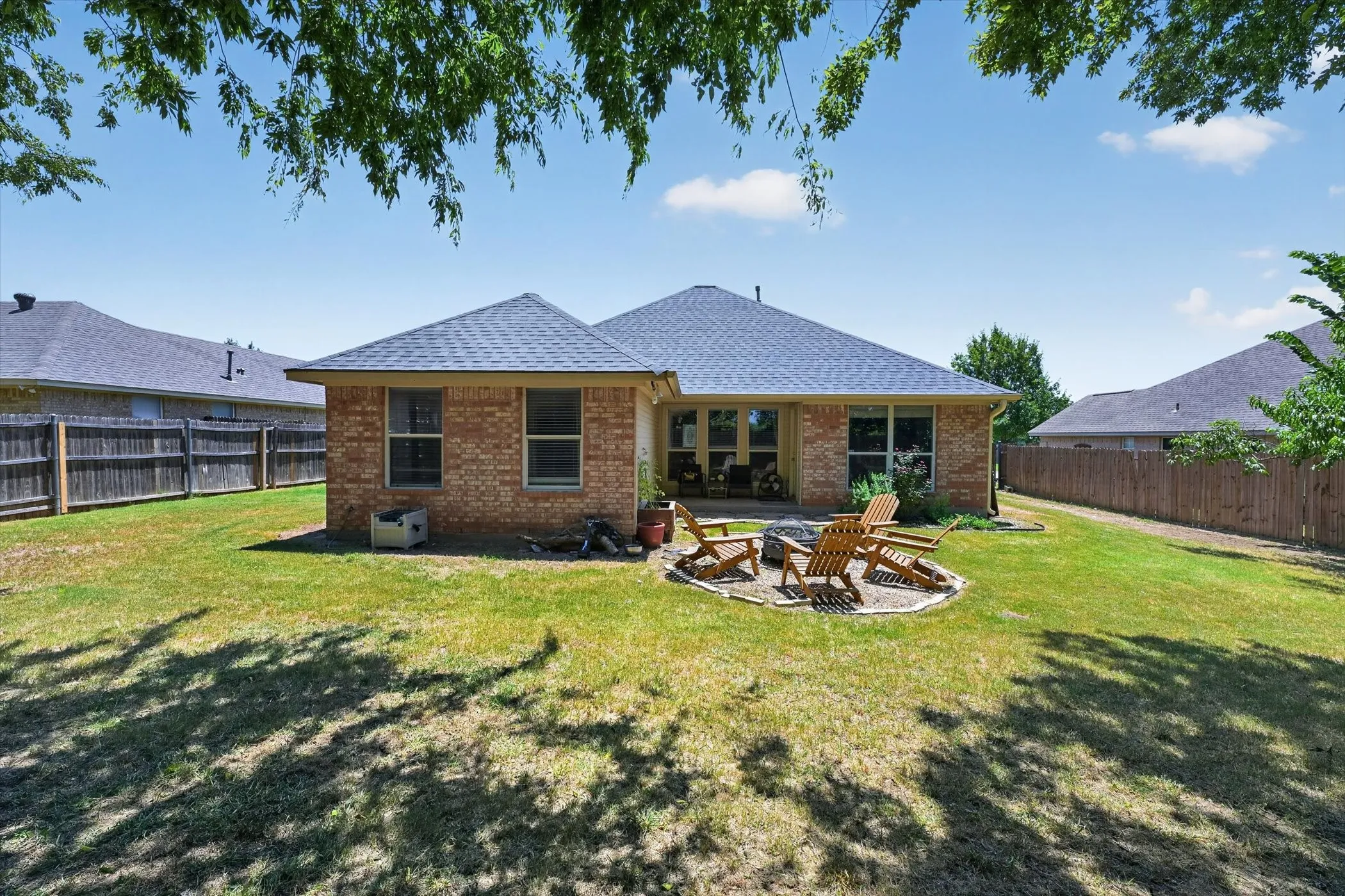 Single Family Residence For Sale in Denton County , 127 N Point Drive, Krum, Texas 76249, 3 Bedroom, 2 Bathroom, 2 Garage spaces, 1,339 Sqft, built in 2003, mls#21330749, Real Estate Agent in Krum, Homes For Sale in Denton county, Homes For Sale in Krum, Realtor in Krum Texas, Real Estate Brokerage Independent Realty Texas, Luminita Cordes Realtor
