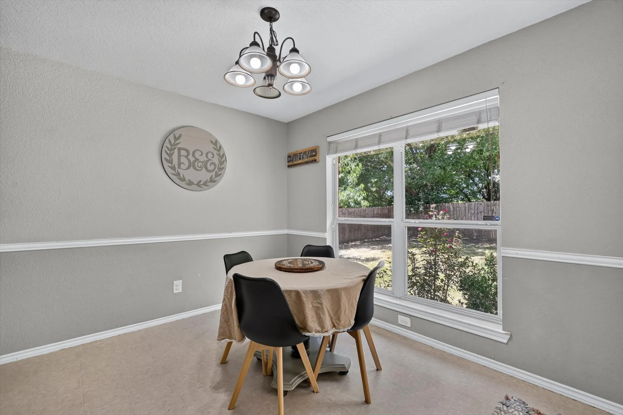 Single Family Residence For Sale in Denton County , 127 N Point Drive, Krum, Texas 76249, 3 Bedroom, 2 Bathroom, 2 Garage spaces, 1,339 Sqft, built in 2003, mls#21330749, Real Estate Agent in Krum, Homes For Sale in Denton county, Homes For Sale in Krum, Realtor in Krum Texas, Real Estate Brokerage Independent Realty Texas, Luminita Cordes Realtor