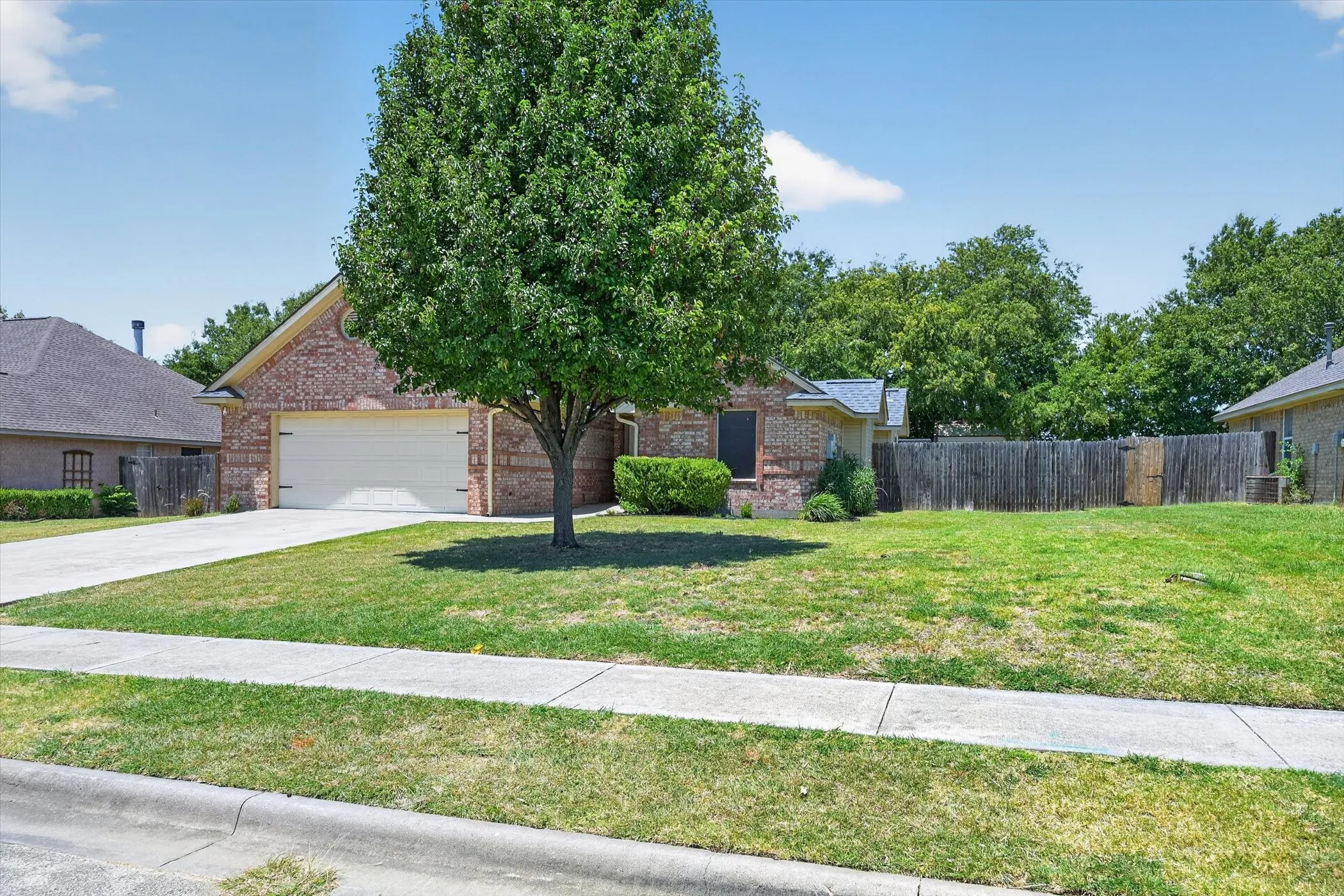Single Family Residence For Sale in Denton County , 127 N Point Drive, Krum, Texas 76249, 3 Bedroom, 2 Bathroom, 2 Garage spaces, 1,339 Sqft, built in 2003, mls#21330749, Real Estate Agent in Krum, Homes For Sale in Denton county, Homes For Sale in Krum, Realtor in Krum Texas, Real Estate Brokerage Independent Realty Texas, Luminita Cordes Realtor