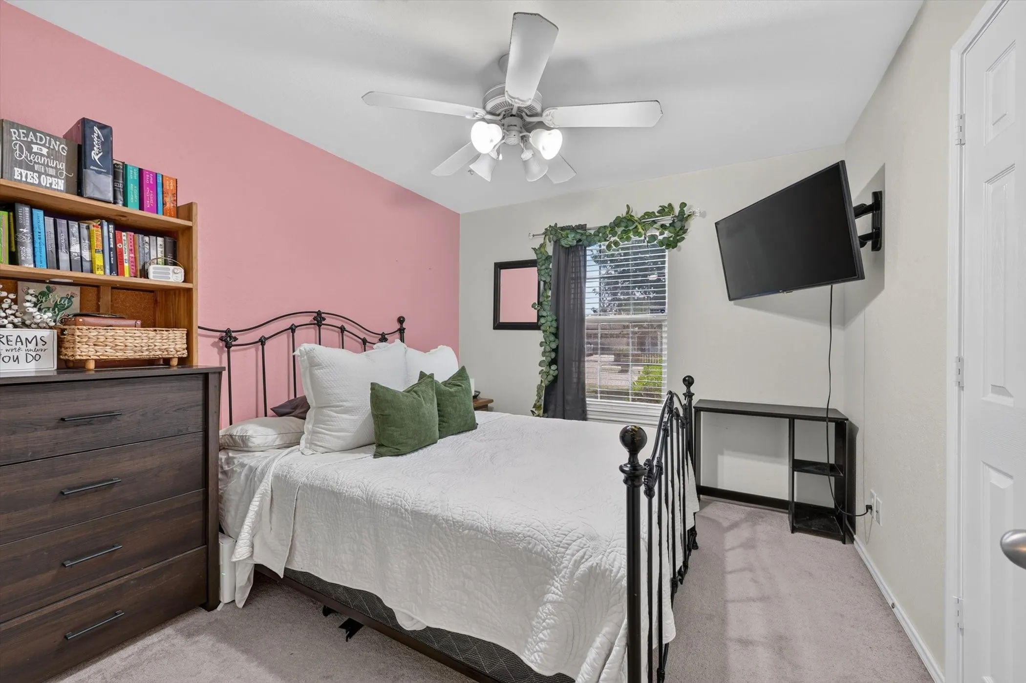 Single Family Residence For Sale in Denton County , 127 N Point Drive, Krum, Texas 76249, 3 Bedroom, 2 Bathroom, 2 Garage spaces, 1,339 Sqft, built in 2003, mls#21330749, Real Estate Agent in Krum, Homes For Sale in Denton county, Homes For Sale in Krum, Realtor in Krum Texas, Real Estate Brokerage Independent Realty Texas, Luminita Cordes Realtor