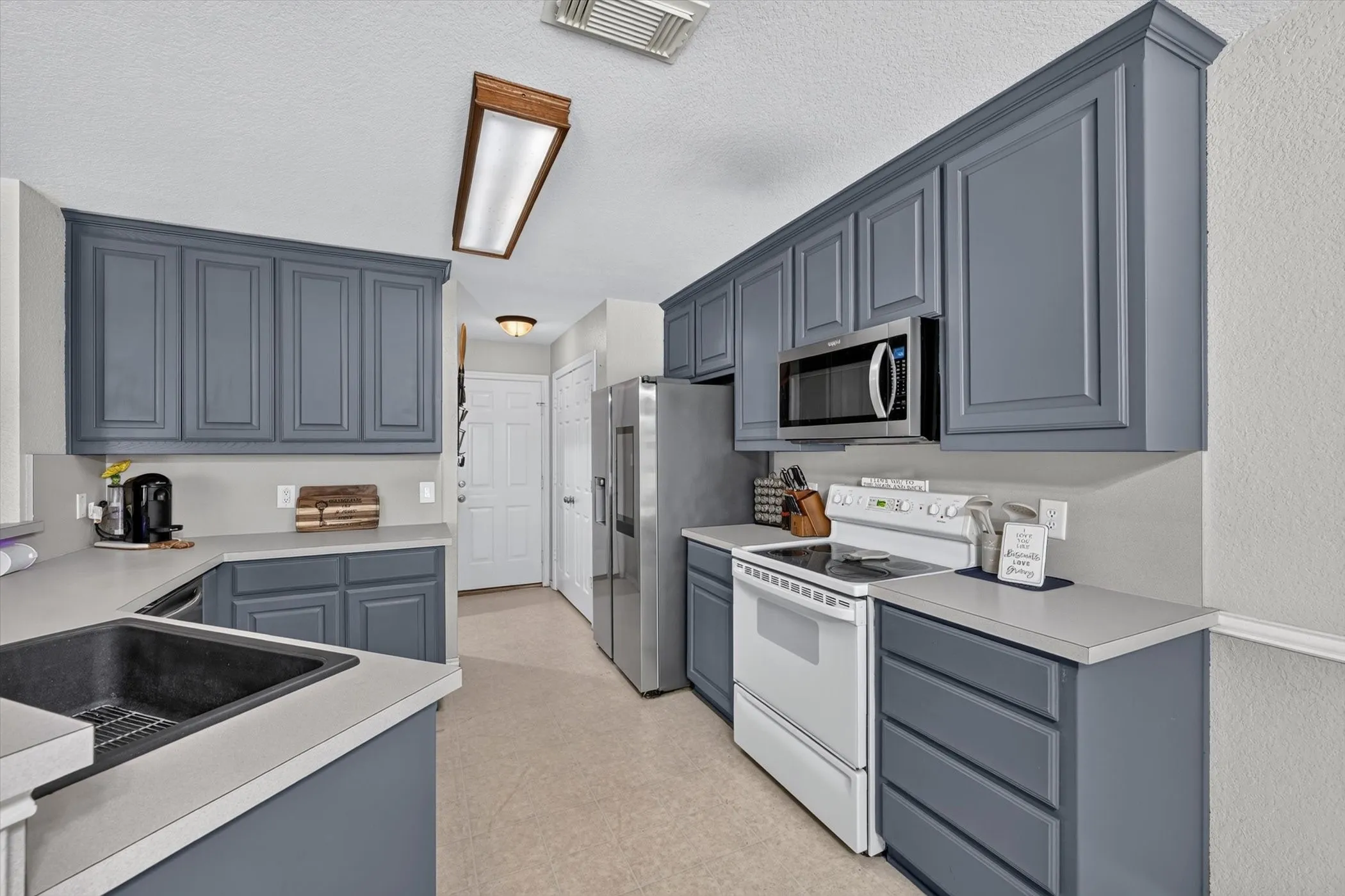 Single Family Residence For Sale in Denton County , 127 N Point Drive, Krum, Texas 76249, 3 Bedroom, 2 Bathroom, 2 Garage spaces, 1,339 Sqft, built in 2003, mls#21330749, Real Estate Agent in Krum, Homes For Sale in Denton county, Homes For Sale in Krum, Realtor in Krum Texas, Real Estate Brokerage Independent Realty Texas, Luminita Cordes Realtor