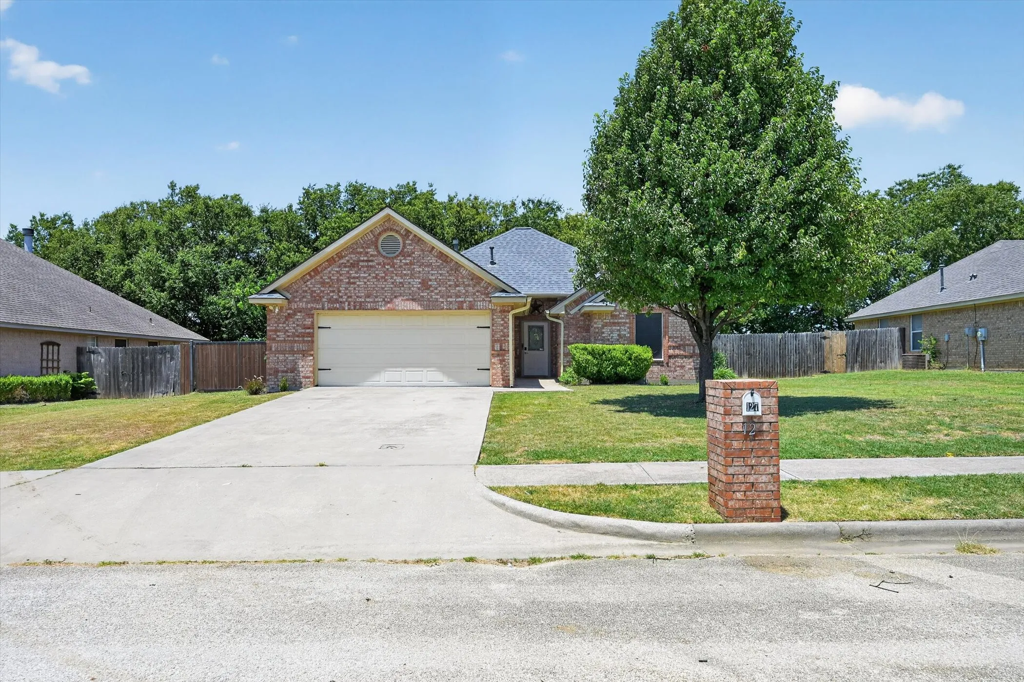 Single Family Residence For Sale in Denton County , 127 N Point Drive, Krum, Texas 76249, 3 Bedroom, 2 Bathroom, 2 Garage spaces, 1,339 Sqft, built in 2003, mls#21330749, Real Estate Agent in Krum, Homes For Sale in Denton county, Homes For Sale in Krum, Realtor in Krum Texas, Real Estate Brokerage Independent Realty Texas, Luminita Cordes Realtor