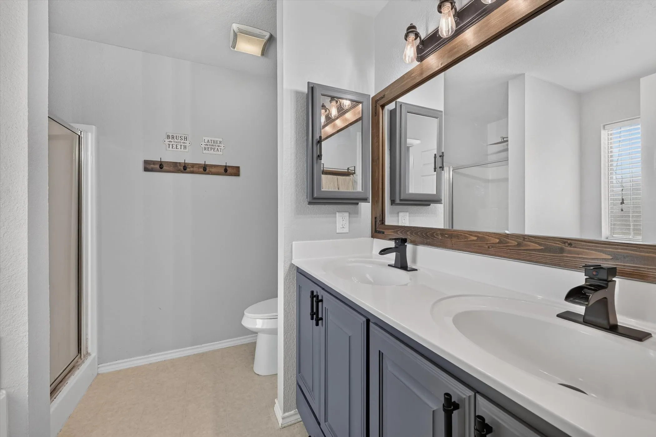 Single Family Residence For Sale in Denton County , 127 N Point Drive, Krum, Texas 76249, 3 Bedroom, 2 Bathroom, 2 Garage spaces, 1,339 Sqft, built in 2003, mls#21330749, Real Estate Agent in Krum, Homes For Sale in Denton county, Homes For Sale in Krum, Realtor in Krum Texas, Real Estate Brokerage Independent Realty Texas, Luminita Cordes Realtor