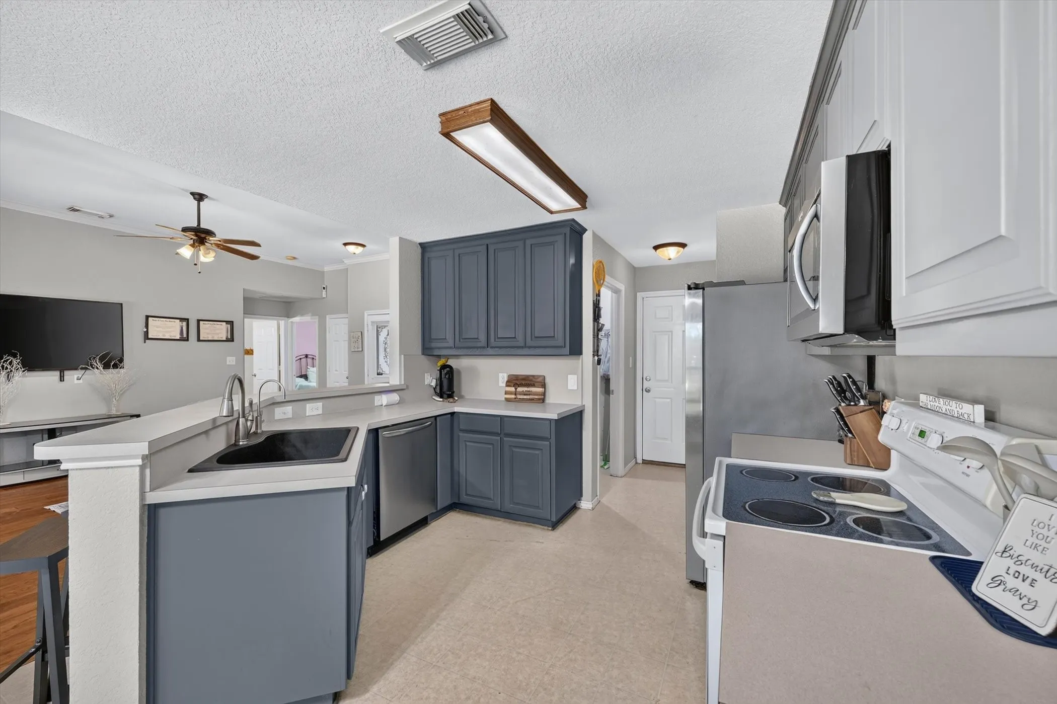 Single Family Residence For Sale in Denton County , 127 N Point Drive, Krum, Texas 76249, 3 Bedroom, 2 Bathroom, 2 Garage spaces, 1,339 Sqft, built in 2003, mls#21330749, Real Estate Agent in Krum, Homes For Sale in Denton county, Homes For Sale in Krum, Realtor in Krum Texas, Real Estate Brokerage Independent Realty Texas, Luminita Cordes Realtor