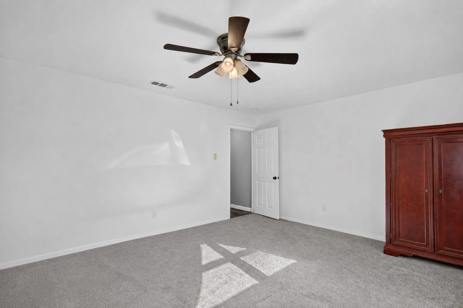 Single Family Residence For Sale in Dallas County , 3110 Edelweiss Drive, Grand Prairie, Texas 75052, 4 Bedroom, 2 Bathroom, Garage spaces, 1,737 Sqft, built in 1972, mls#21330631, Real Estate Agent in Grand Prairie, Homes For Sale in Dallas county, Homes For Sale in Grand Prairie, Realtor in Grand Prairie Texas, Real Estate Brokerage Independent Realty Texas, Luminita Cordes Realtor