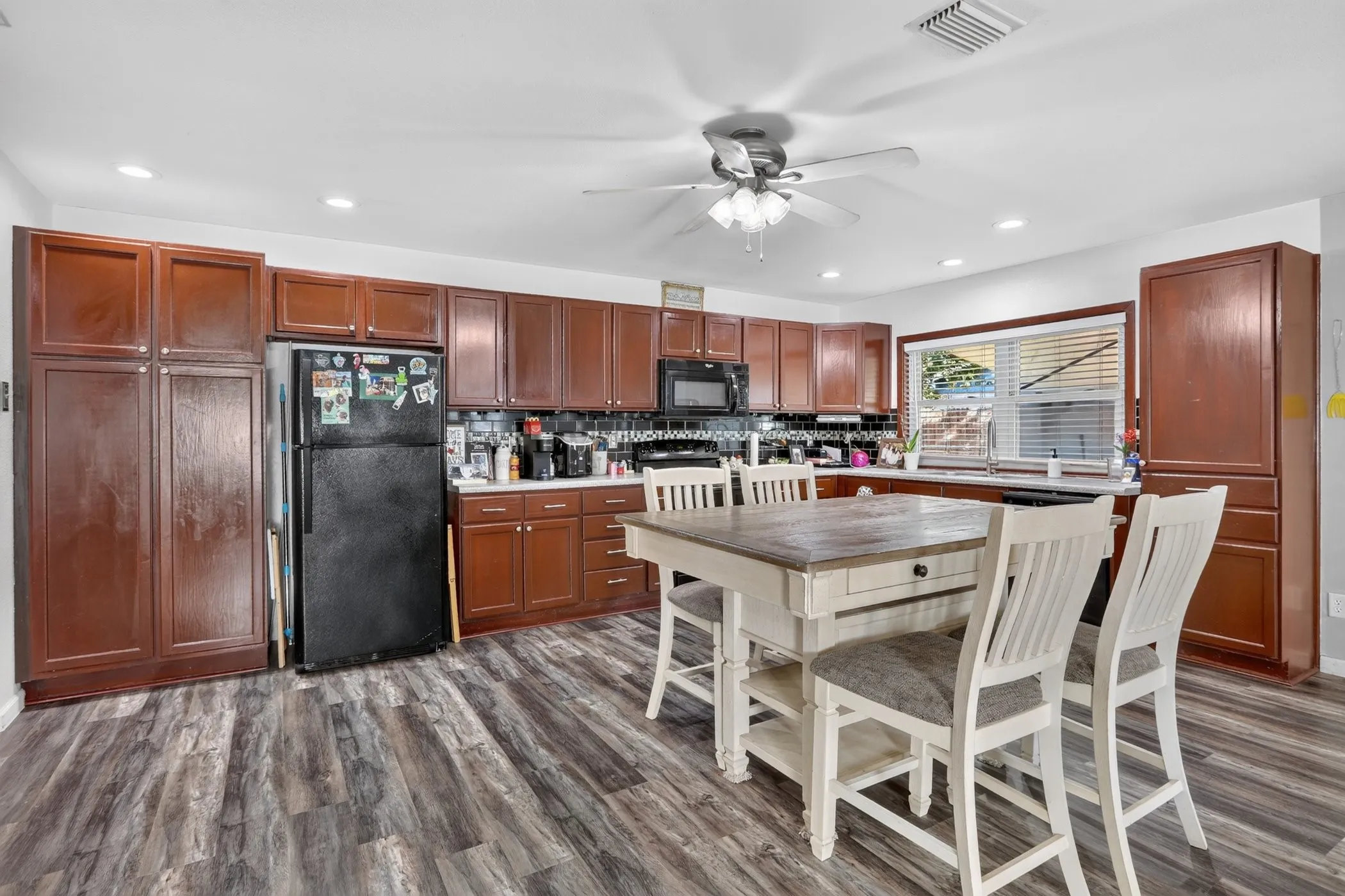 Single Family Residence For Sale in Dallas County , 3110 Edelweiss Drive, Grand Prairie, Texas 75052, 4 Bedroom, 2 Bathroom, Garage spaces, 1,737 Sqft, built in 1972, mls#21330631, Real Estate Agent in Grand Prairie, Homes For Sale in Dallas county, Homes For Sale in Grand Prairie, Realtor in Grand Prairie Texas, Real Estate Brokerage Independent Realty Texas, Luminita Cordes Realtor