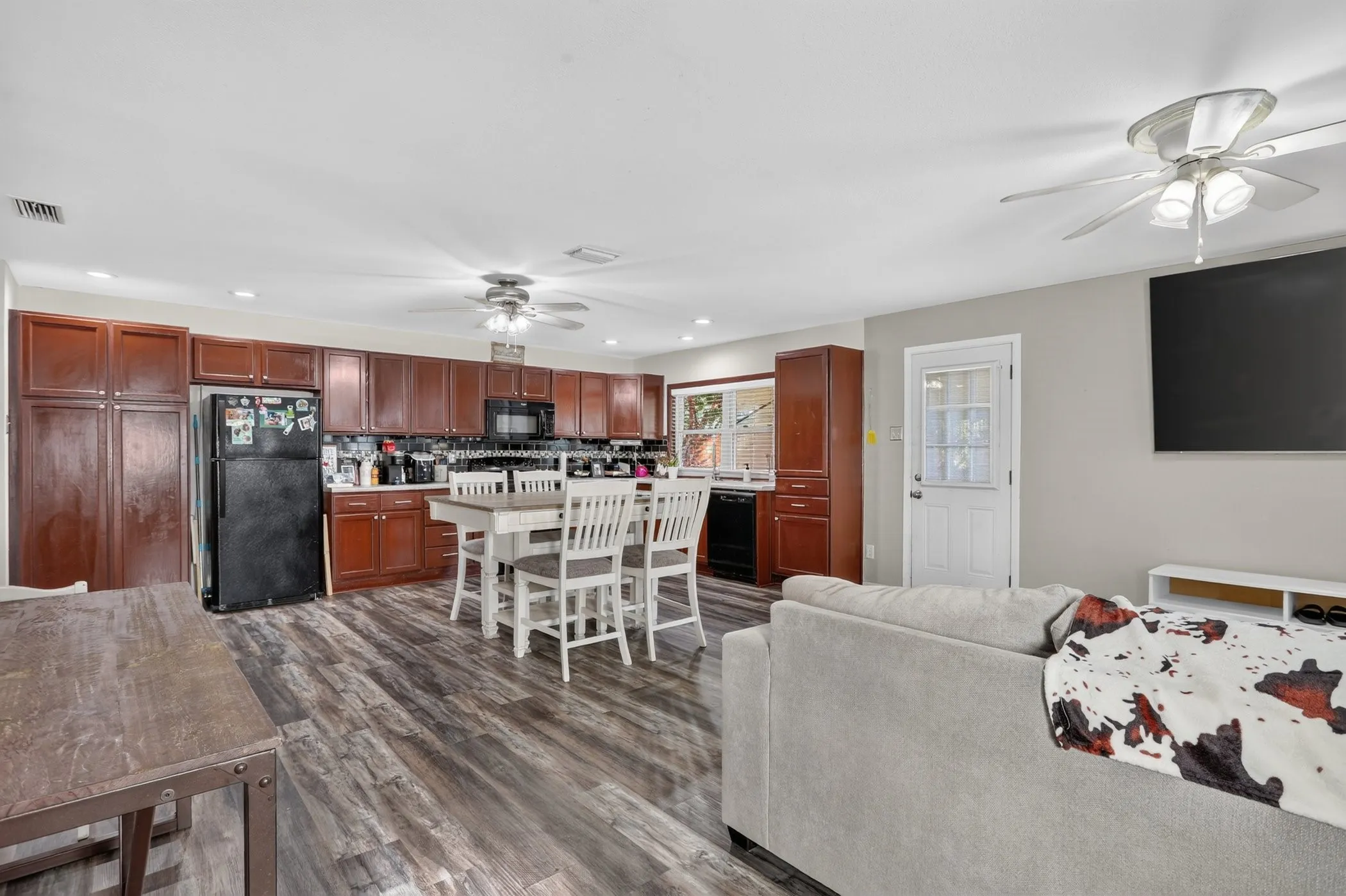 Single Family Residence For Sale in Dallas County , 3110 Edelweiss Drive, Grand Prairie, Texas 75052, 4 Bedroom, 2 Bathroom, Garage spaces, 1,737 Sqft, built in 1972, mls#21330631, Real Estate Agent in Grand Prairie, Homes For Sale in Dallas county, Homes For Sale in Grand Prairie, Realtor in Grand Prairie Texas, Real Estate Brokerage Independent Realty Texas, Luminita Cordes Realtor