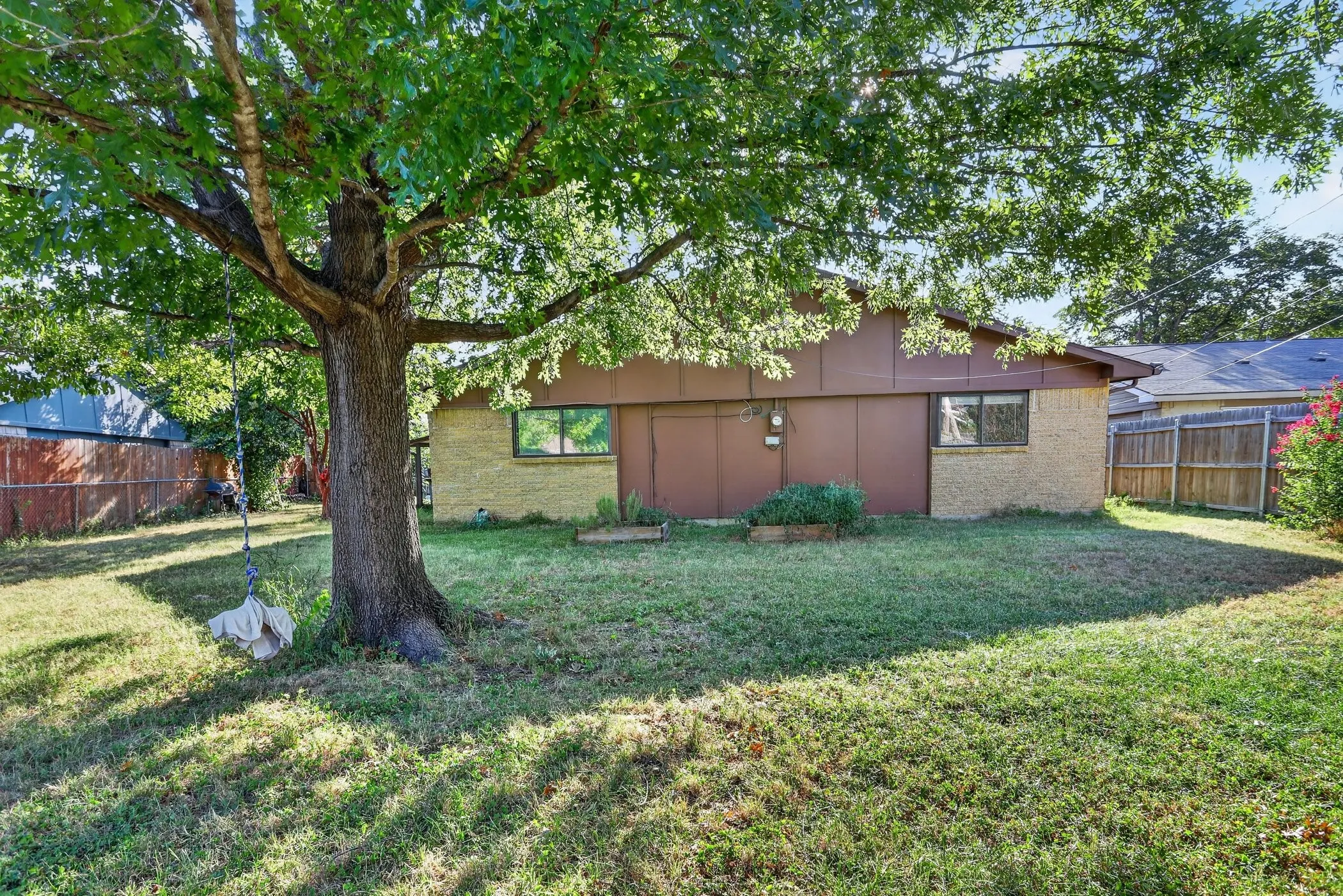 Single Family Residence For Sale in Dallas County , 3110 Edelweiss Drive, Grand Prairie, Texas 75052, 4 Bedroom, 2 Bathroom, Garage spaces, 1,737 Sqft, built in 1972, mls#21330631, Real Estate Agent in Grand Prairie, Homes For Sale in Dallas county, Homes For Sale in Grand Prairie, Realtor in Grand Prairie Texas, Real Estate Brokerage Independent Realty Texas, Luminita Cordes Realtor