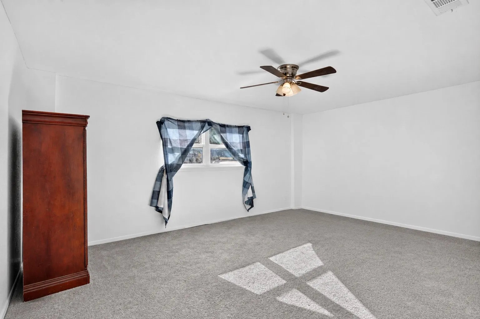 Single Family Residence For Sale in Dallas County , 3110 Edelweiss Drive, Grand Prairie, Texas 75052, 4 Bedroom, 2 Bathroom, Garage spaces, 1,737 Sqft, built in 1972, mls#21330631, Real Estate Agent in Grand Prairie, Homes For Sale in Dallas county, Homes For Sale in Grand Prairie, Realtor in Grand Prairie Texas, Real Estate Brokerage Independent Realty Texas, Luminita Cordes Realtor