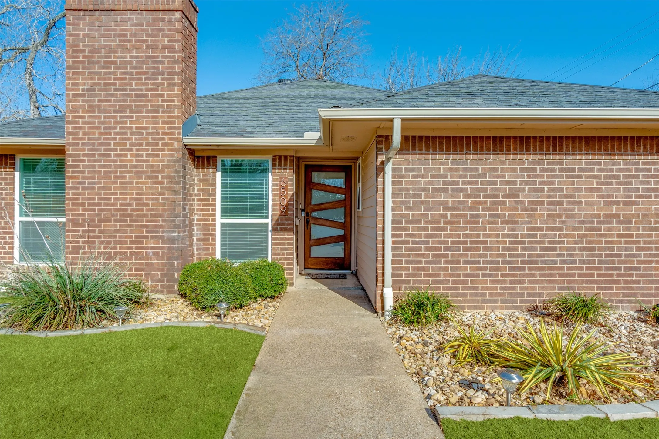 Single Family Residence For Sale in Dallas County , 6509 E Lovers Lane, Dallas, Texas 75214, 2 Bedroom, 2 Bathroom, 2 Garage spaces, 1,348 Sqft, built in 1981, mls#21328830, Real Estate Agent in Dallas, Homes For Sale in Dallas county, Homes For Sale in Dallas, Realtor in Dallas Texas, Real Estate Brokerage Independent Realty Texas, Luminita Cordes Realtor