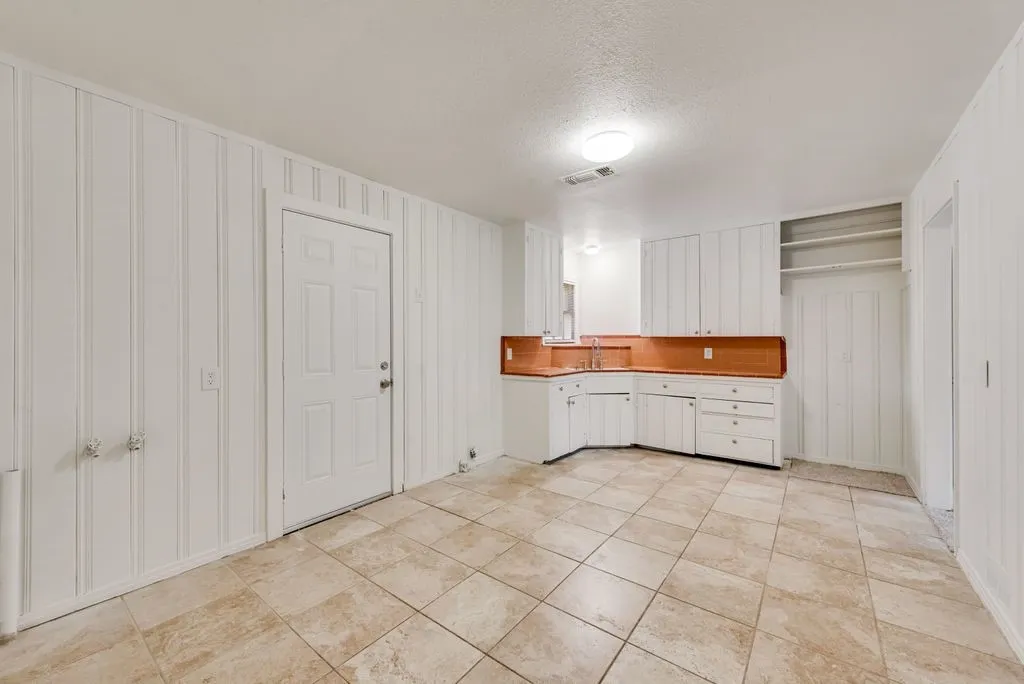Single Family Residence For Rent in Tarrant County , 1233 Marion Avenue, Fort Worth, Texas 76104, 4 Bedroom, 2 Bathroom, Garage spaces, 1,400 Sqft, built in 1952, mls#21332125, Real Estate Agent in Fort Worth, Homes For Rent in Tarrant county, Homes For Rent in Fort Worth, Realtor in Fort Worth Texas, Real Estate Brokerage Independent Realty Texas, Luminita Cordes Realtor