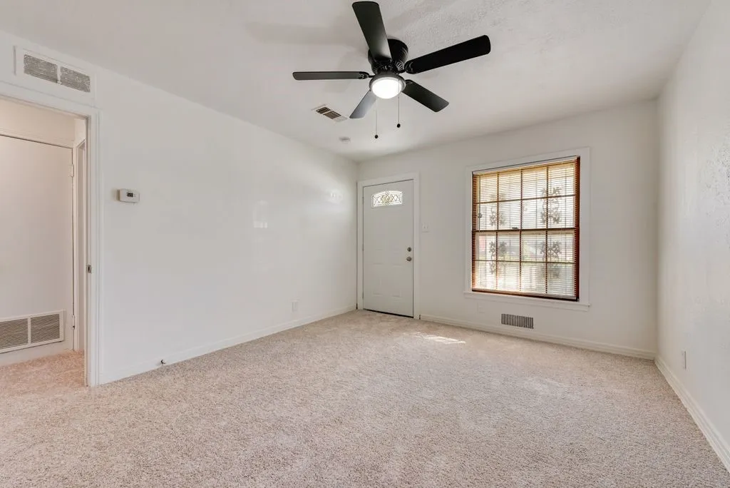 Single Family Residence For Rent in Tarrant County , 1233 Marion Avenue, Fort Worth, Texas 76104, 4 Bedroom, 2 Bathroom, Garage spaces, 1,400 Sqft, built in 1952, mls#21332125, Real Estate Agent in Fort Worth, Homes For Rent in Tarrant county, Homes For Rent in Fort Worth, Realtor in Fort Worth Texas, Real Estate Brokerage Independent Realty Texas, Luminita Cordes Realtor
