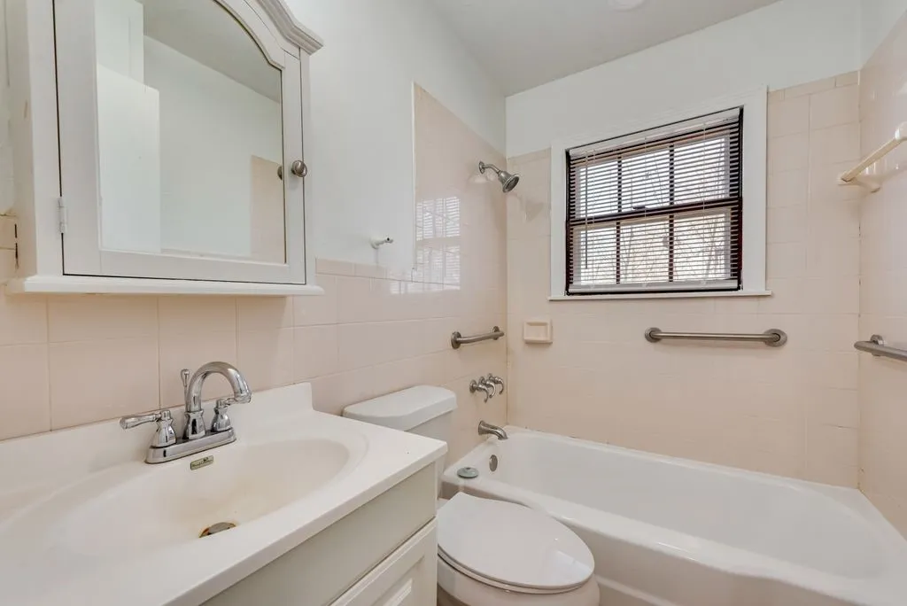 Single Family Residence For Rent in Tarrant County , 1233 Marion Avenue, Fort Worth, Texas 76104, 4 Bedroom, 2 Bathroom, Garage spaces, 1,400 Sqft, built in 1952, mls#21332125, Real Estate Agent in Fort Worth, Homes For Rent in Tarrant county, Homes For Rent in Fort Worth, Realtor in Fort Worth Texas, Real Estate Brokerage Independent Realty Texas, Luminita Cordes Realtor