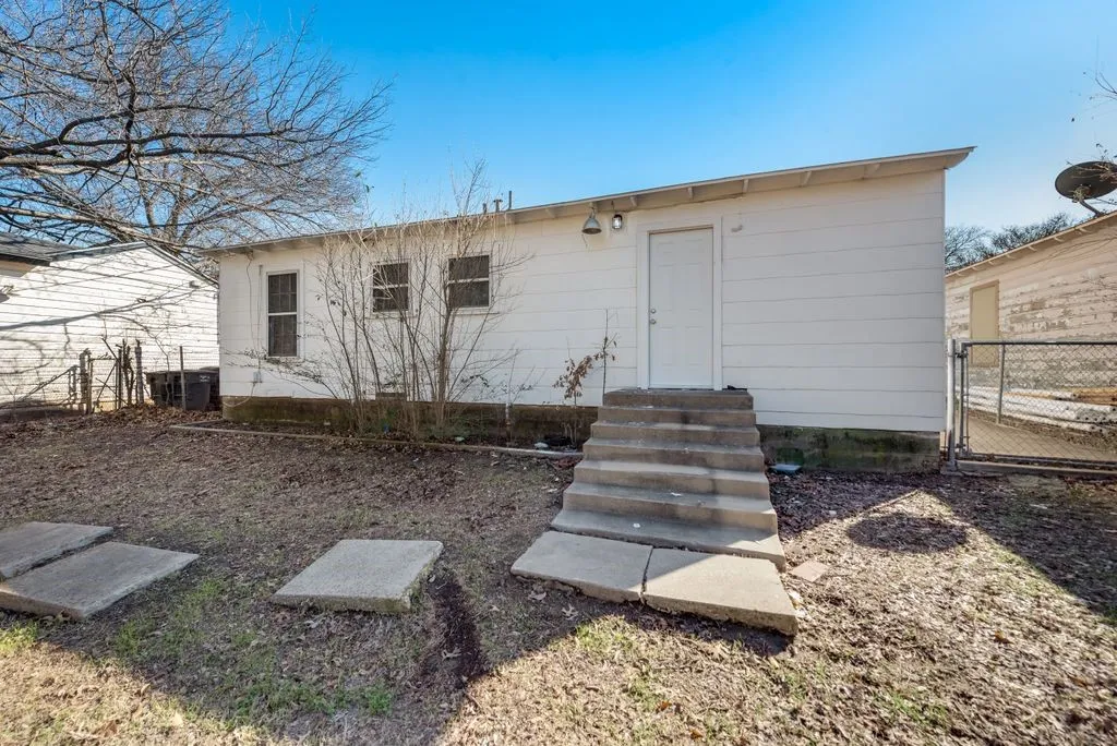 Single Family Residence For Rent in Tarrant County , 1233 Marion Avenue, Fort Worth, Texas 76104, 4 Bedroom, 2 Bathroom, Garage spaces, 1,400 Sqft, built in 1952, mls#21332125, Real Estate Agent in Fort Worth, Homes For Rent in Tarrant county, Homes For Rent in Fort Worth, Realtor in Fort Worth Texas, Real Estate Brokerage Independent Realty Texas, Luminita Cordes Realtor
