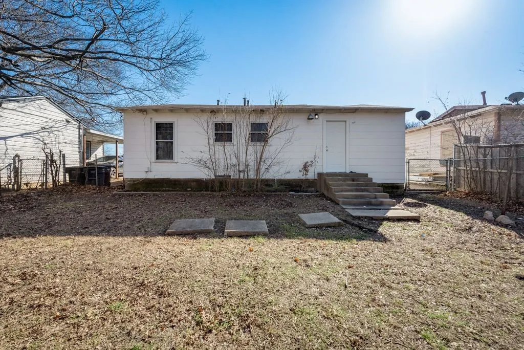 Single Family Residence For Rent in Tarrant County , 1233 Marion Avenue, Fort Worth, Texas 76104, 4 Bedroom, 2 Bathroom, Garage spaces, 1,400 Sqft, built in 1952, mls#21332125, Real Estate Agent in Fort Worth, Homes For Rent in Tarrant county, Homes For Rent in Fort Worth, Realtor in Fort Worth Texas, Real Estate Brokerage Independent Realty Texas, Luminita Cordes Realtor