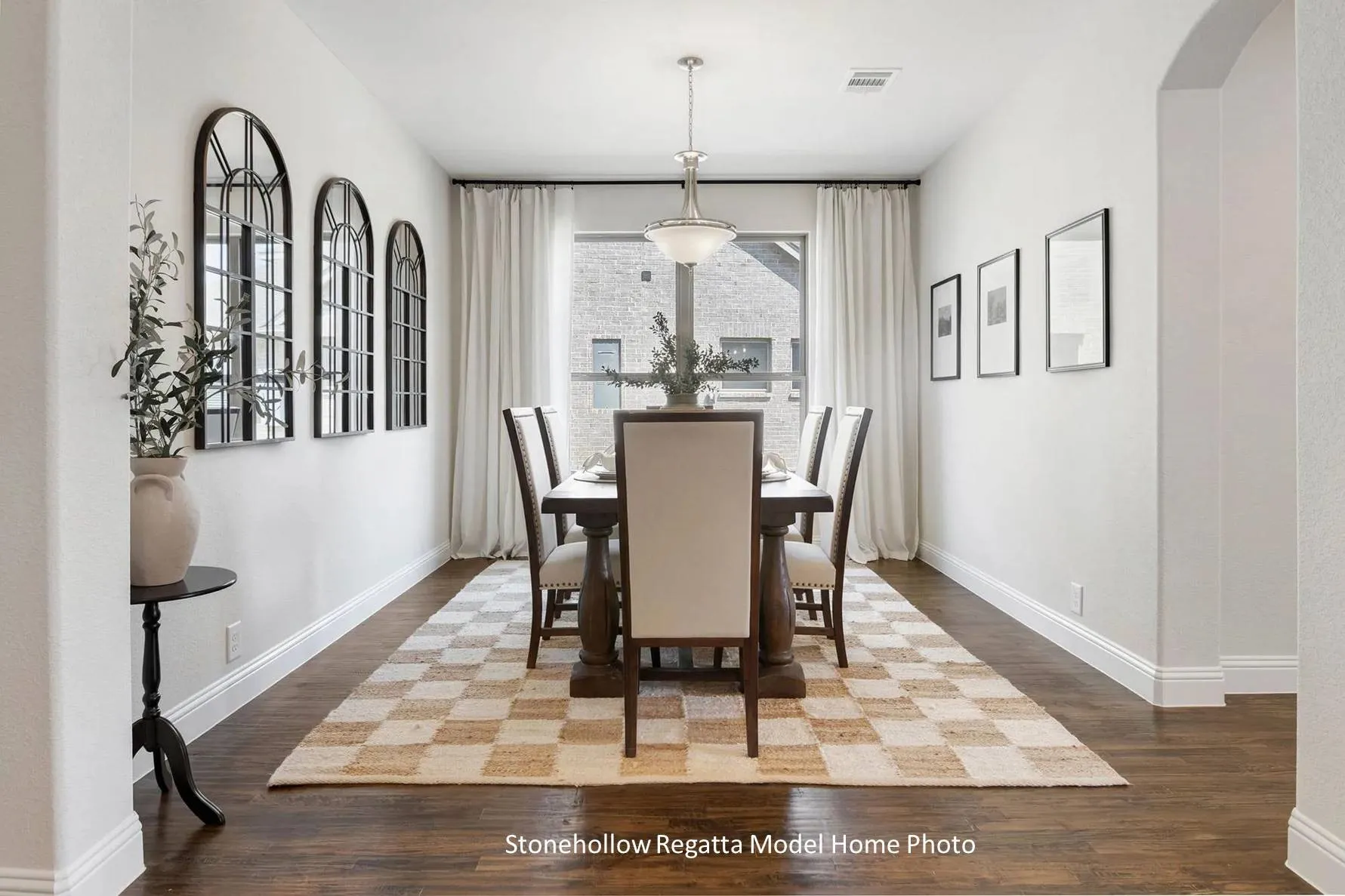 Flexible Space can be used for Dining, exercise room, craftroom, kids play area.  **light fixture in this photo is not the same as in the home**