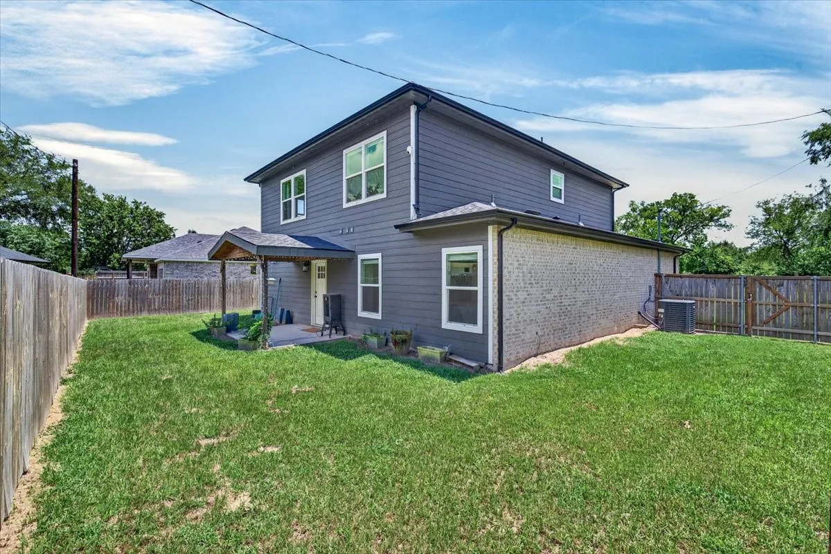 Single Family Residence For Sale in Henderson County , 612 Kontiki Drive, Tool, Texas 75143, 3 Bedrooms, 3 Bathrooms, 2 Garage spaces, 2,340 Sqft, built in 2021, Price $290,000, mls#21332155, Real Estate Agent in Tool, Homes For Sale in Henderson county, Homes For Sale in Tool, Realtor in Tool Texas, Real Estate Brokerage Independent Realty Texas, Luminita Cordes Realtor