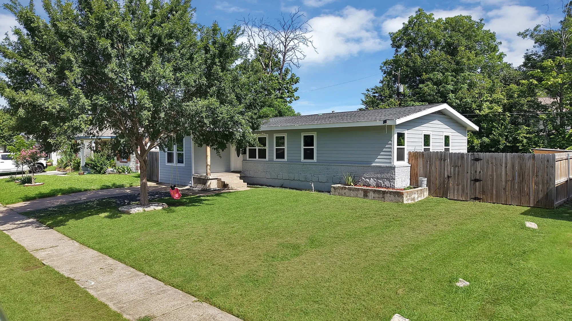 Single Family Residence For Sale in Dallas County , 113 E Linda Drive, Garland, Texas 75041, 4 Bedroom, 2 Bathroom, Garage spaces, 1,278 Sqft, built in 1955, Price $279,000, mls#21332157, Real Estate Agent in Garland, Homes For Sale in Dallas county, Homes For Sale in Garland, Realtor in Garland Texas, Real Estate Brokerage Independent Realty Texas, Luminita Cordes Realtor