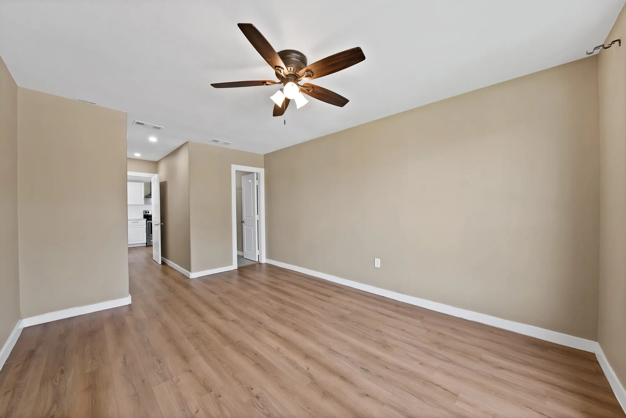 Single Family Residence For Sale in Dallas County , 113 E Linda Drive, Garland, Texas 75041, 4 Bedroom, 2 Bathroom, Garage spaces, 1,278 Sqft, built in 1955, Price $279,000, mls#21332157, Real Estate Agent in Garland, Homes For Sale in Dallas county, Homes For Sale in Garland, Realtor in Garland Texas, Real Estate Brokerage Independent Realty Texas, Luminita Cordes Realtor