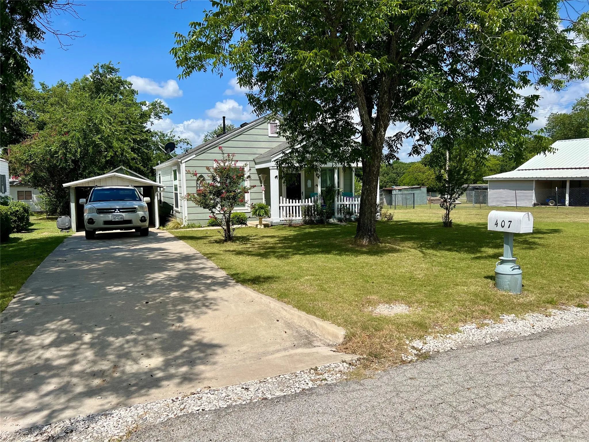 Single Family Residence For Sale in Montague County , 407 Baylor Street, Nocona, Texas 76255, 2 Bedroom, 2 Bathroom, 1 Garage spaces, 1,006 Sqft, built in 1945, mls#21332158, Real Estate Agent in Nocona, Homes For Sale in Montague county, Homes For Sale in Nocona, Realtor in Nocona Texas, Real Estate Brokerage Independent Realty Texas, Luminita Cordes Realtor