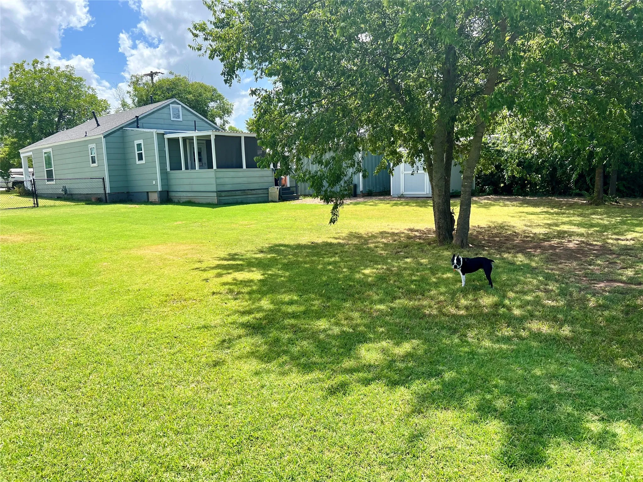 Single Family Residence For Sale in Montague County , 407 Baylor Street, Nocona, Texas 76255, 2 Bedroom, 2 Bathroom, 1 Garage spaces, 1,006 Sqft, built in 1945, mls#21332158, Real Estate Agent in Nocona, Homes For Sale in Montague county, Homes For Sale in Nocona, Realtor in Nocona Texas, Real Estate Brokerage Independent Realty Texas, Luminita Cordes Realtor