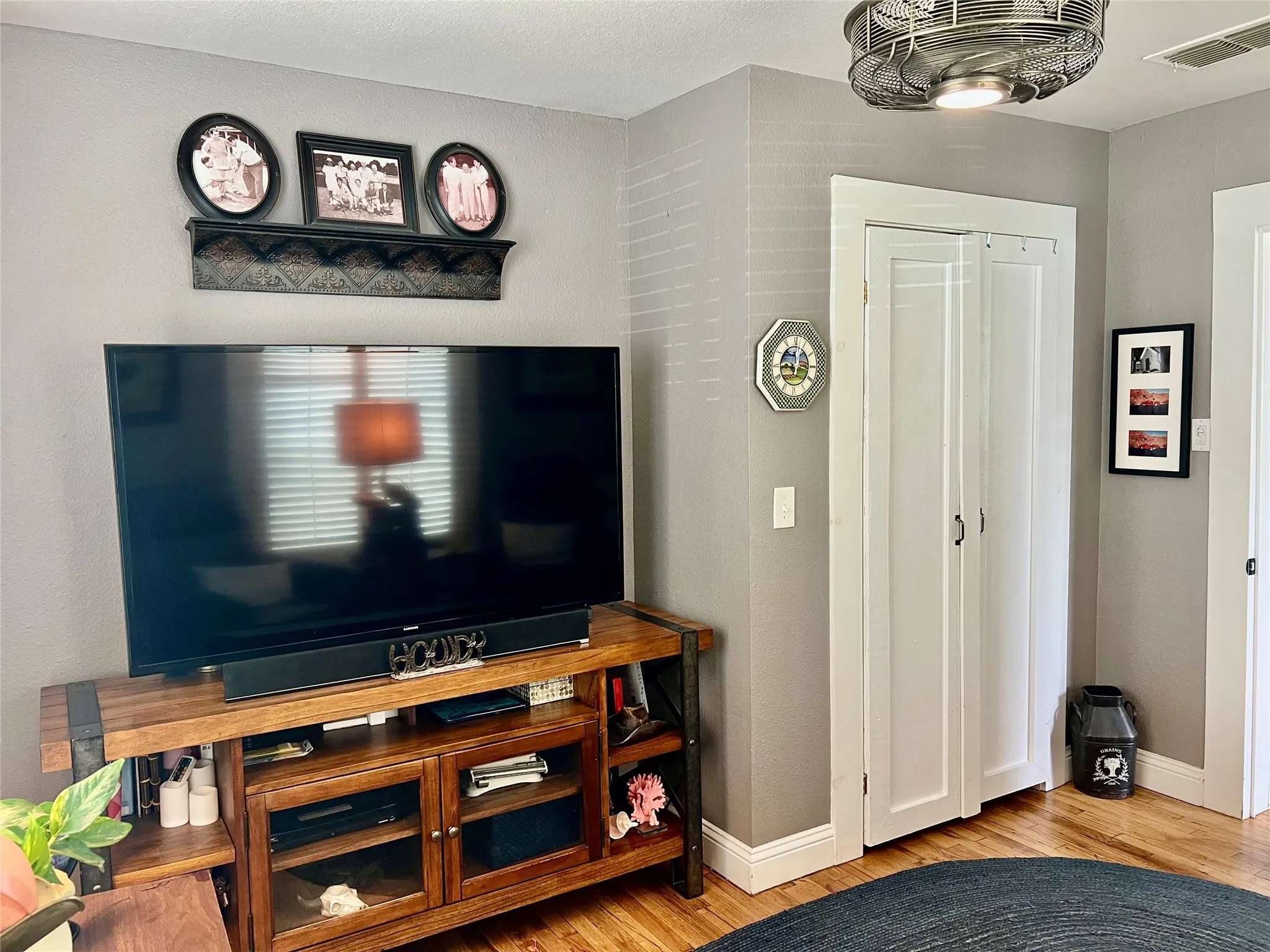 Single Family Residence For Sale in Montague County , 407 Baylor Street, Nocona, Texas 76255, 2 Bedroom, 2 Bathroom, 1 Garage spaces, 1,006 Sqft, built in 1945, mls#21332158, Real Estate Agent in Nocona, Homes For Sale in Montague county, Homes For Sale in Nocona, Realtor in Nocona Texas, Real Estate Brokerage Independent Realty Texas, Luminita Cordes Realtor