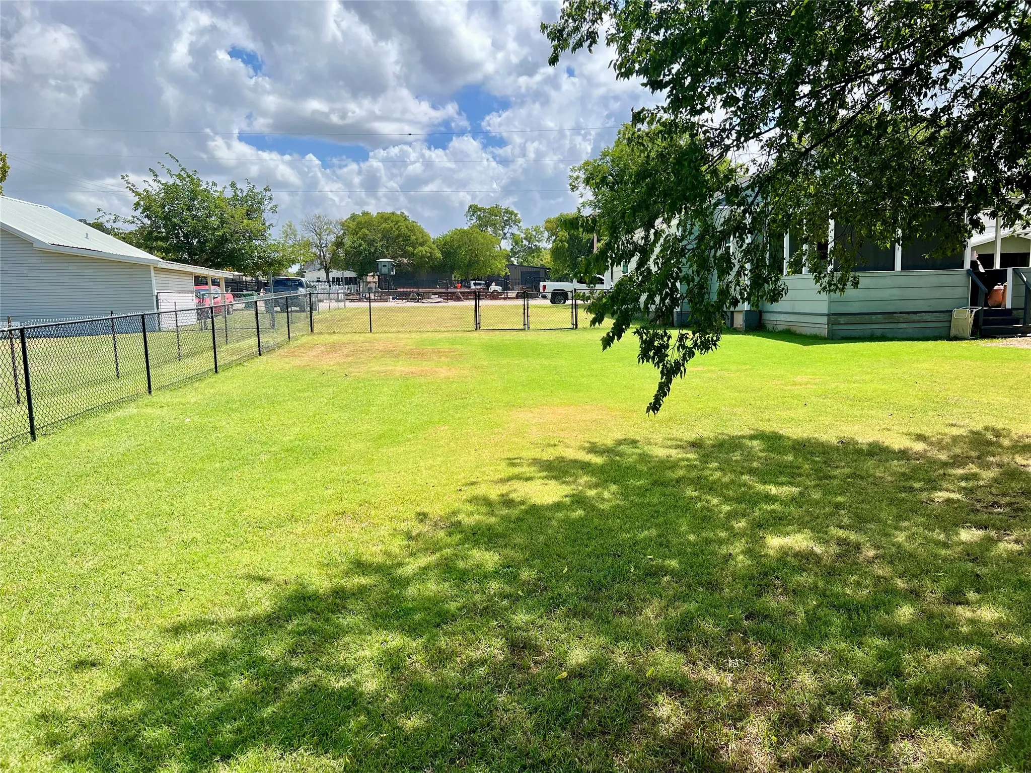 Single Family Residence For Sale in Montague County , 407 Baylor Street, Nocona, Texas 76255, 2 Bedroom, 2 Bathroom, 1 Garage spaces, 1,006 Sqft, built in 1945, mls#21332158, Real Estate Agent in Nocona, Homes For Sale in Montague county, Homes For Sale in Nocona, Realtor in Nocona Texas, Real Estate Brokerage Independent Realty Texas, Luminita Cordes Realtor